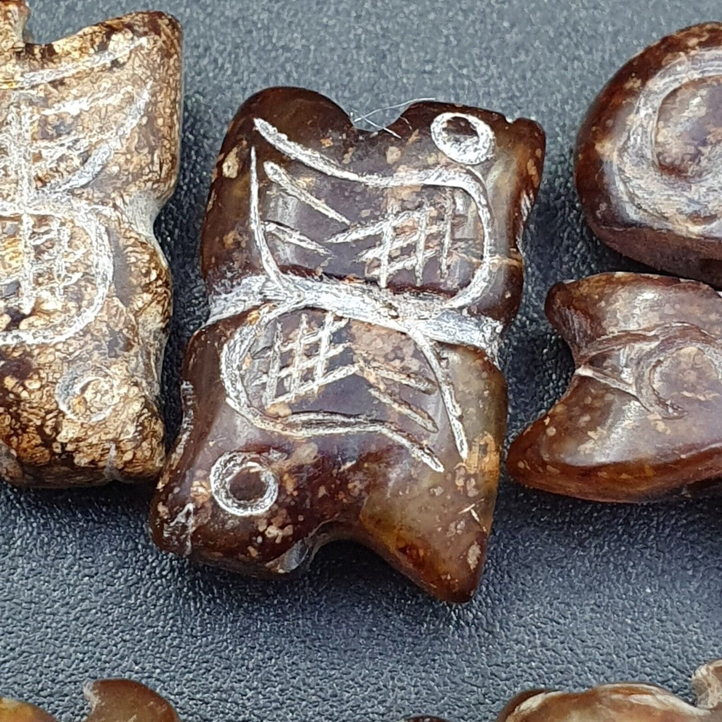 Los 40 Stück antike chinesische Jade-Perlen aus brauner Jade.