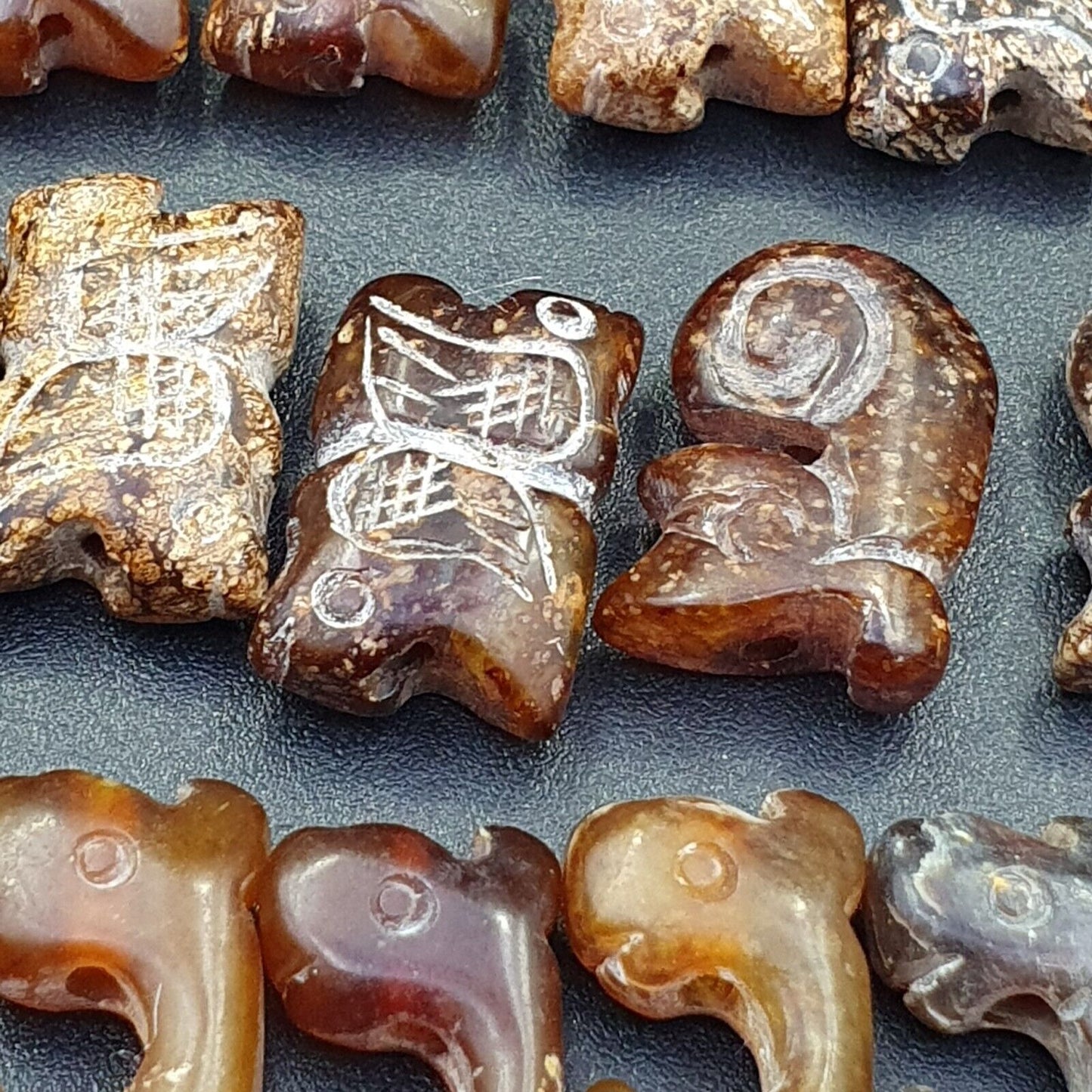 Los 40 Stück antike chinesische Jade-Perlen aus brauner Jade.