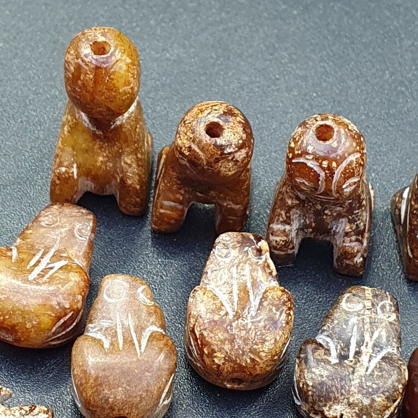 Los 40 Stück antike chinesische Jade-Perlen aus brauner Jade.