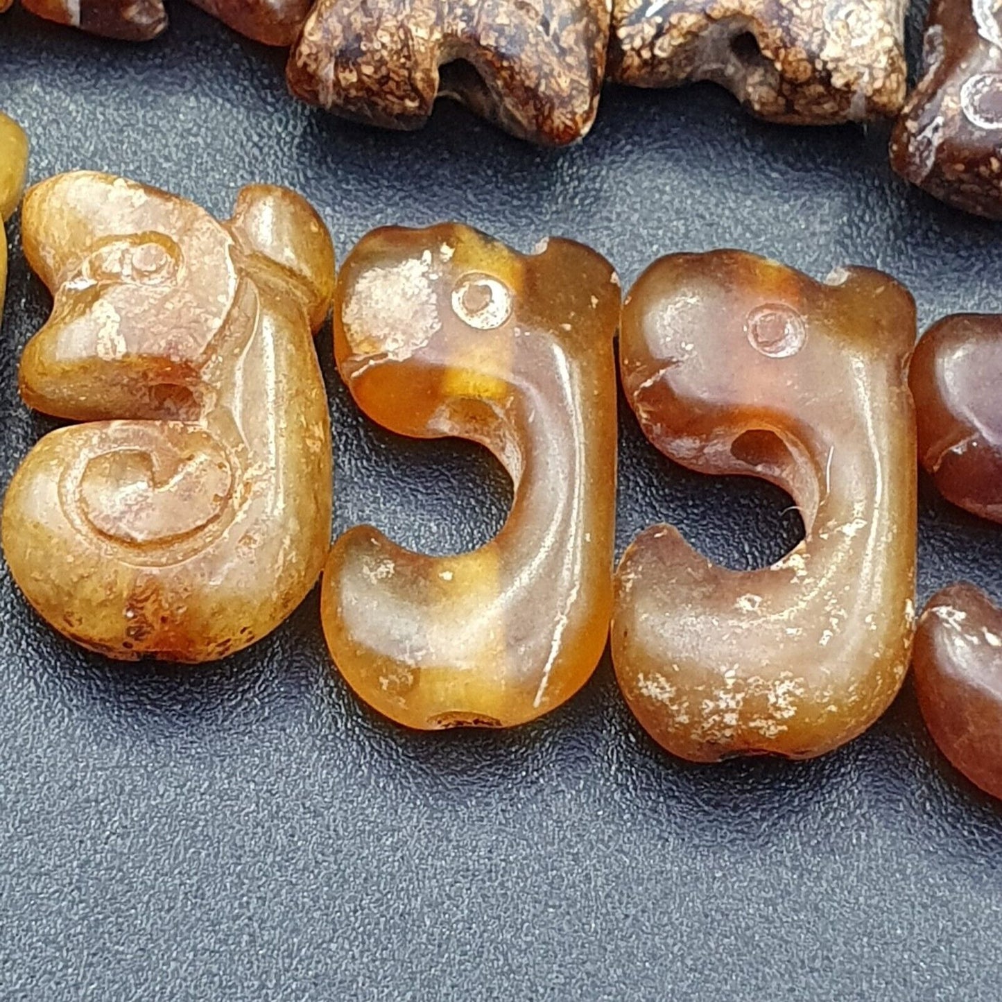 Los 40 Stück antike chinesische Jade-Perlen aus brauner Jade.