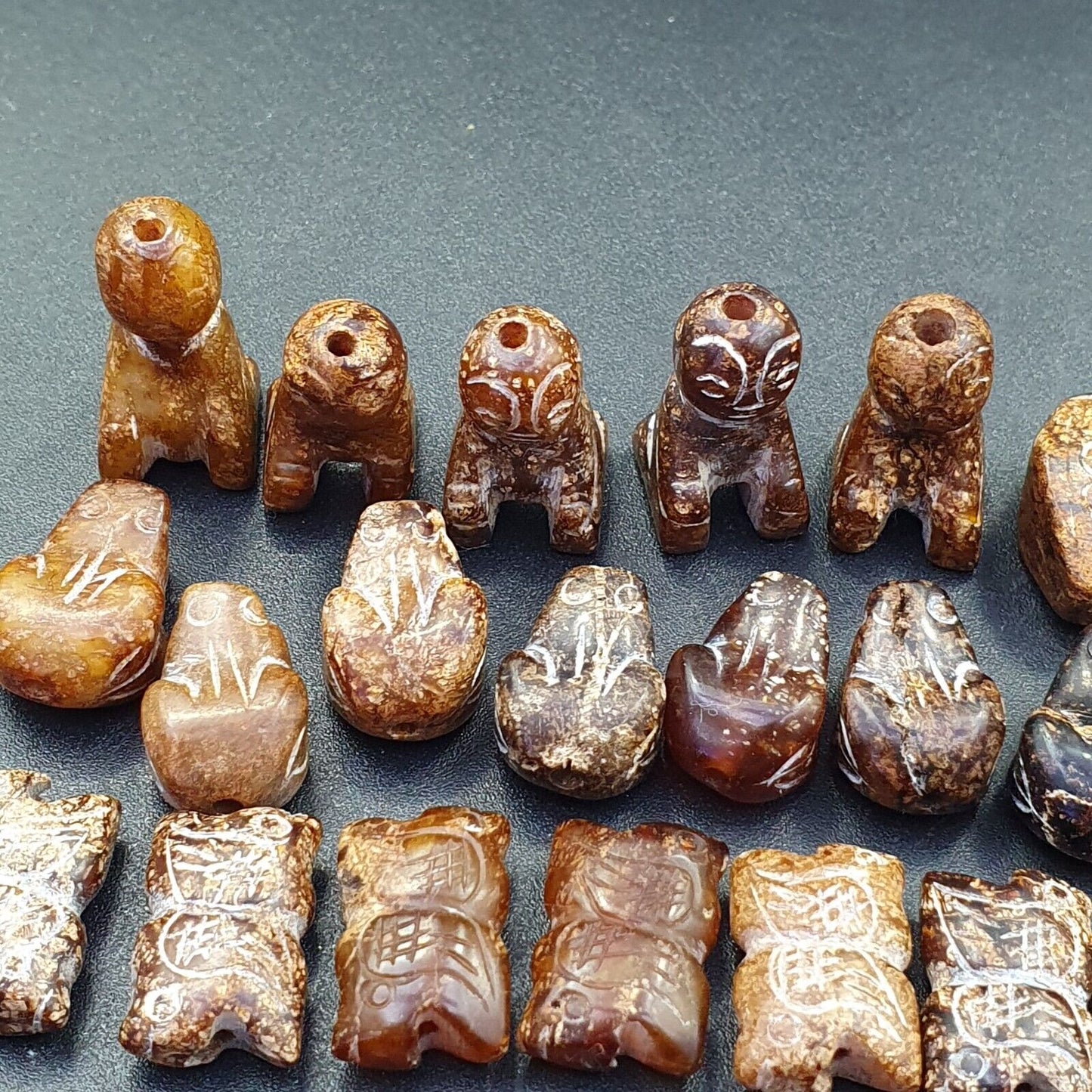 Los 40 Stück antike chinesische Jade-Perlen aus brauner Jade.