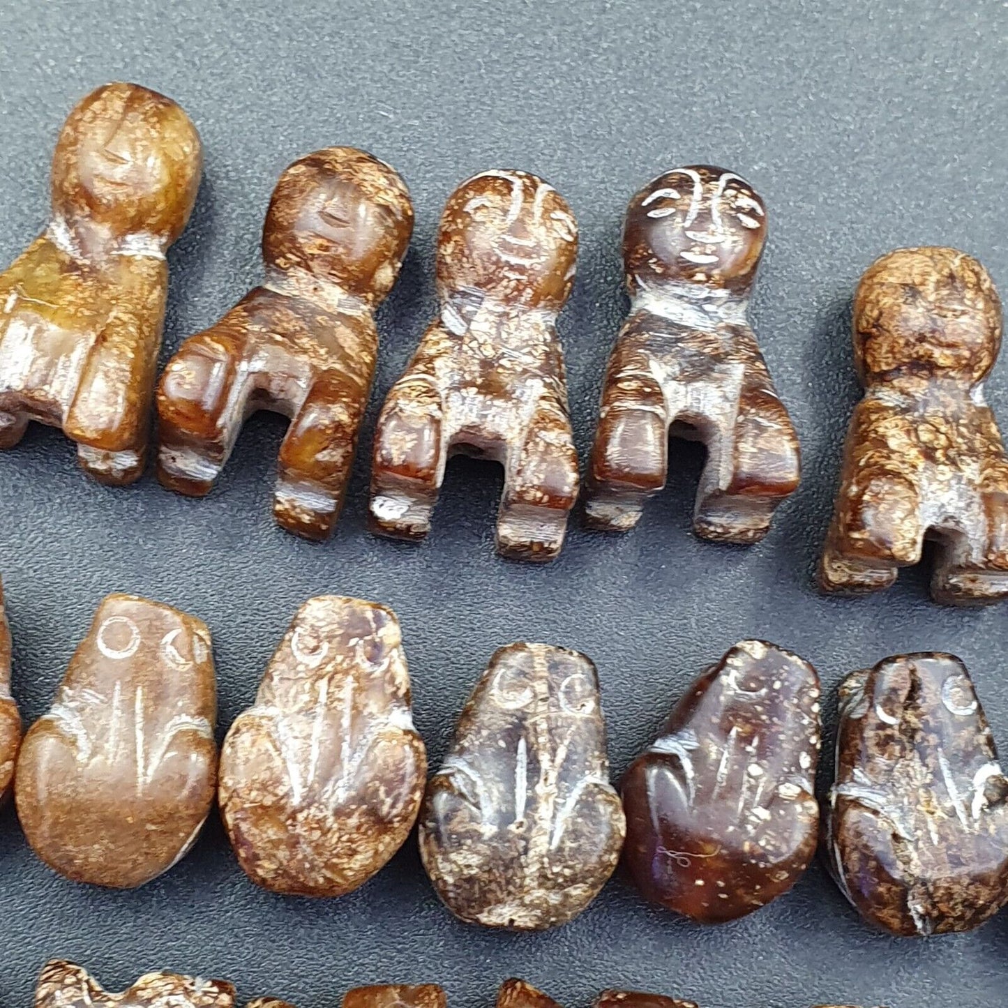 Los 40 Stück antike chinesische Jade-Perlen aus brauner Jade.