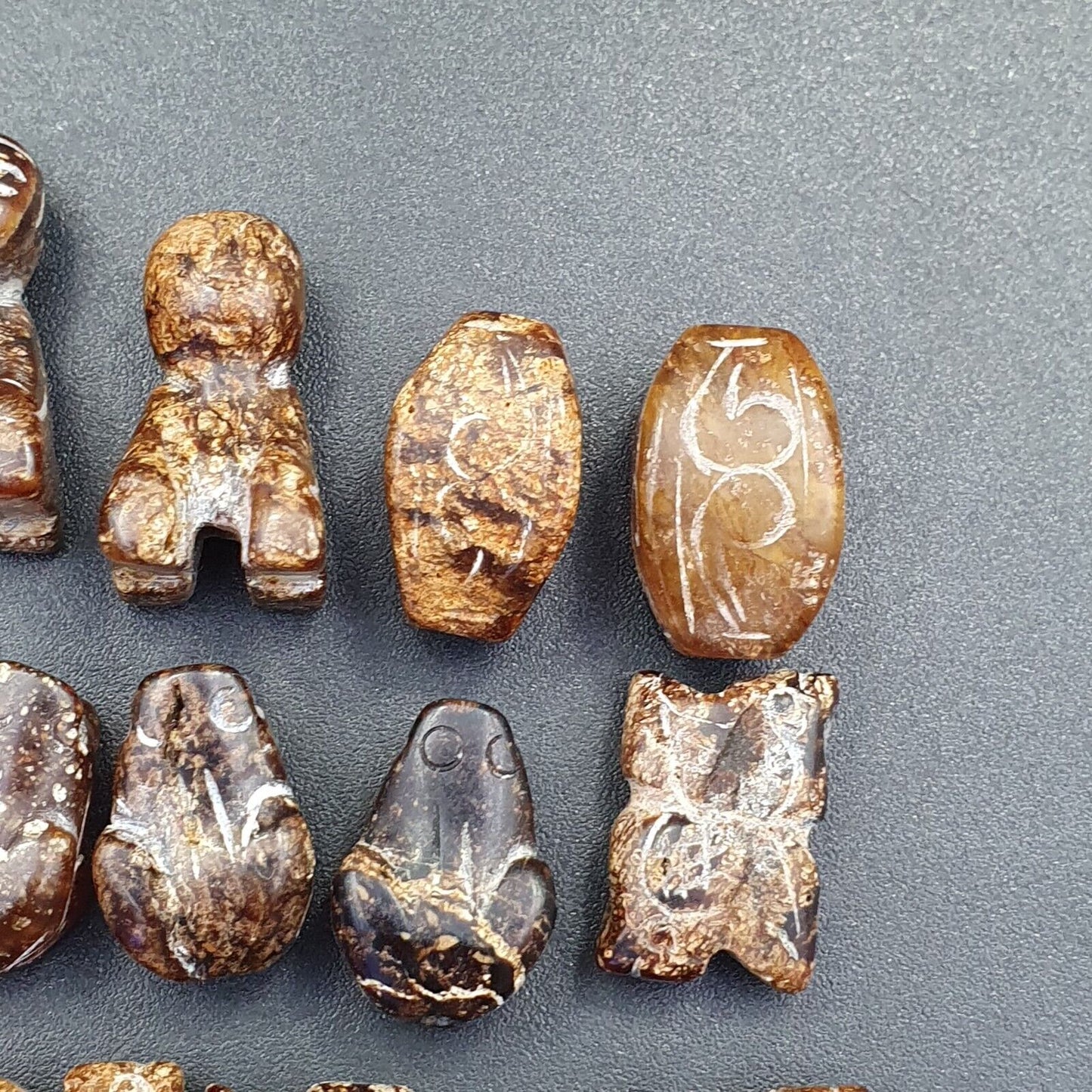 Los 40 Stück antike chinesische Jade-Perlen aus brauner Jade.