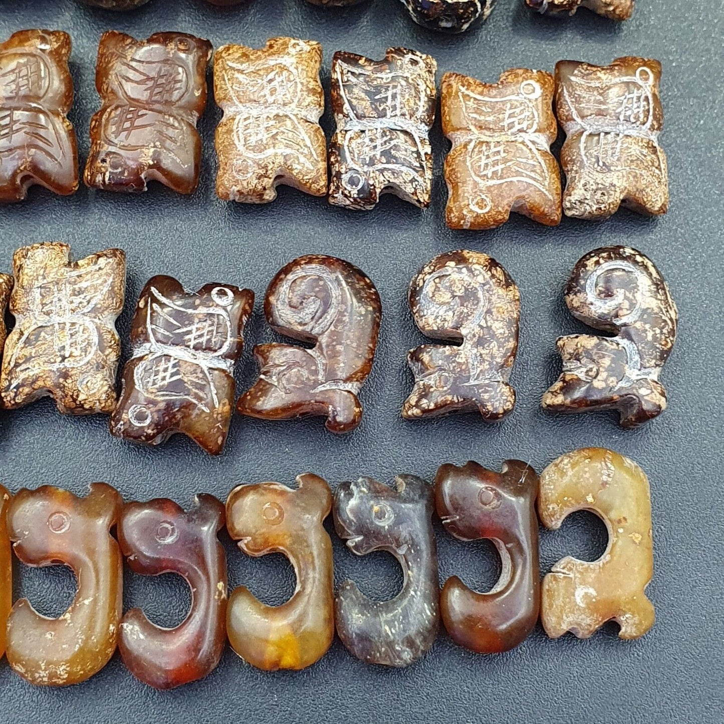 Los 40 Stück antike chinesische Jade-Perlen aus brauner Jade.