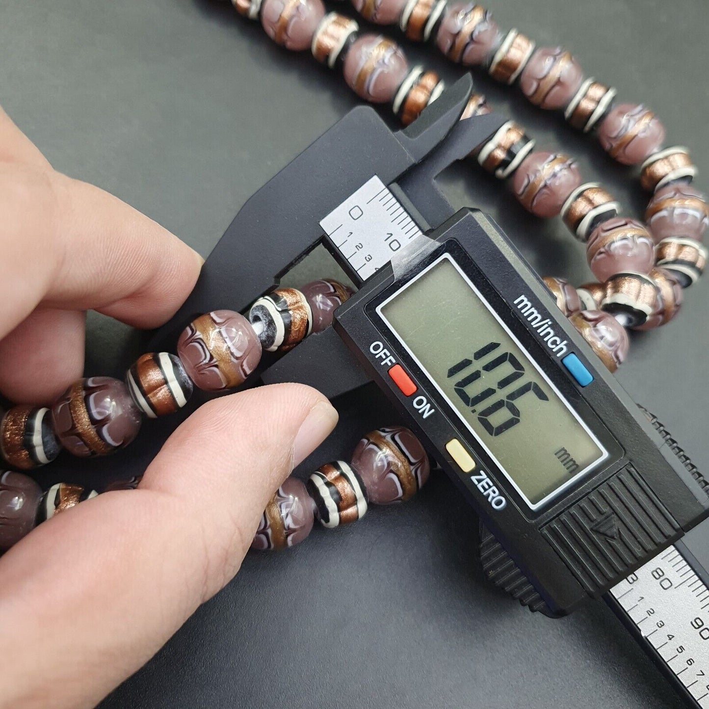復古東陵 Millefiori 黑色粉色精美玻璃珠 13 毫米 24 英寸項鍊