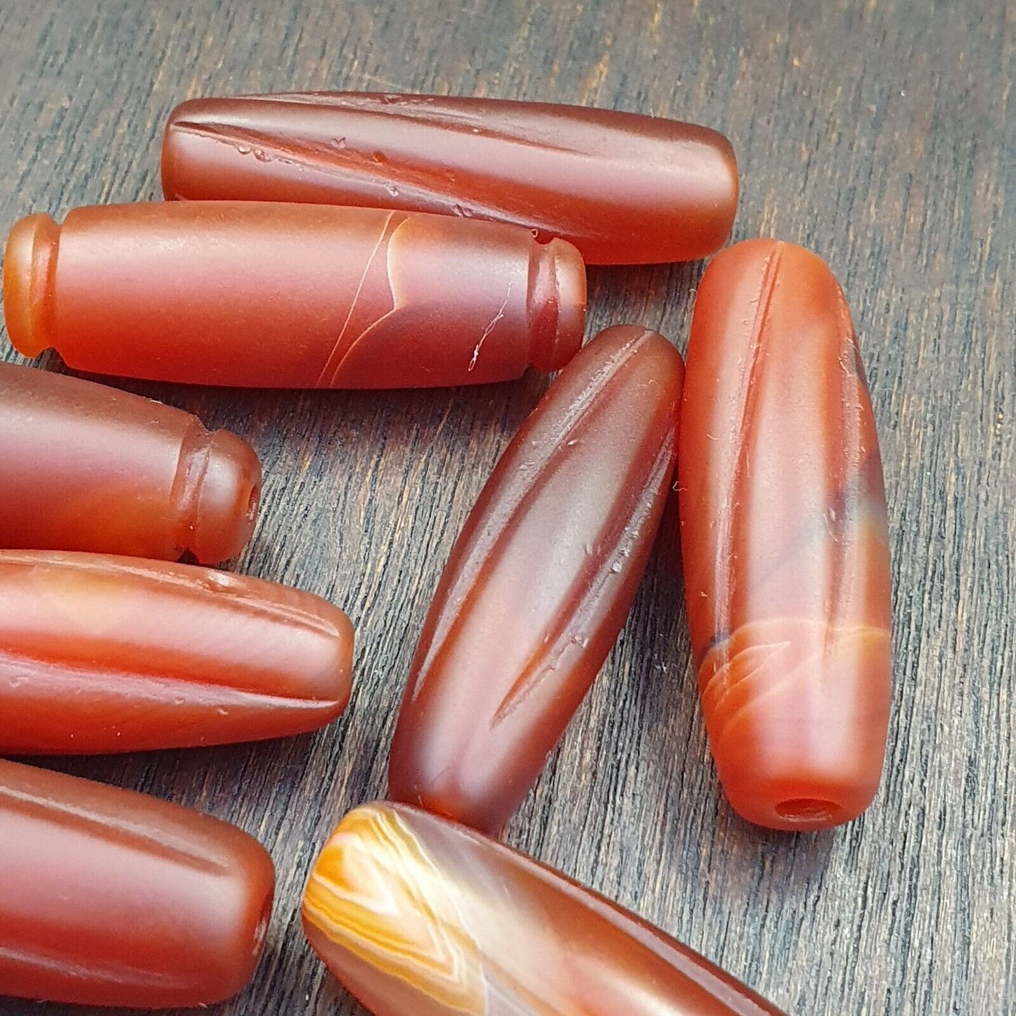 Lot 10 antike rote Schnitz-Achat-Himalaya-tibetische Achat-Karneolperlen 