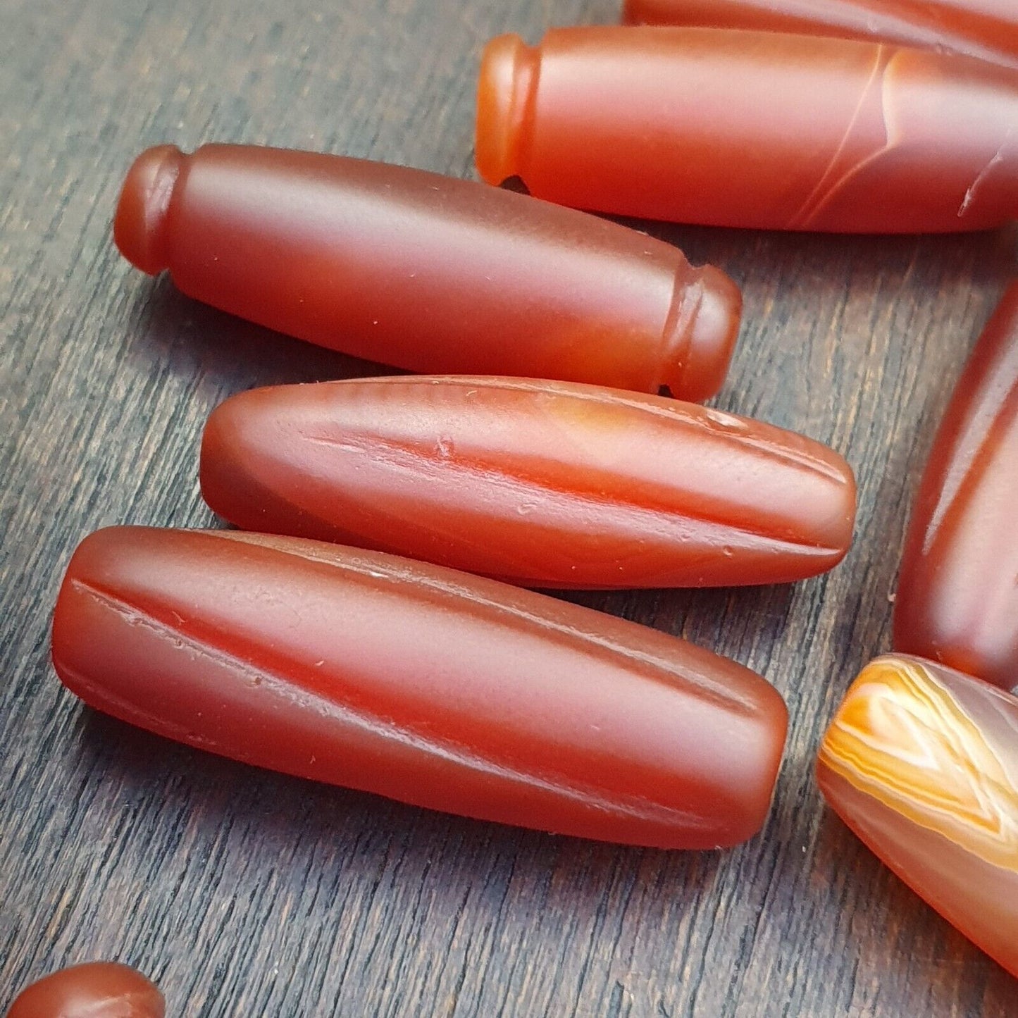 Lot 10 antike rote Schnitz-Achat-Himalaya-tibetische Achat-Karneolperlen 