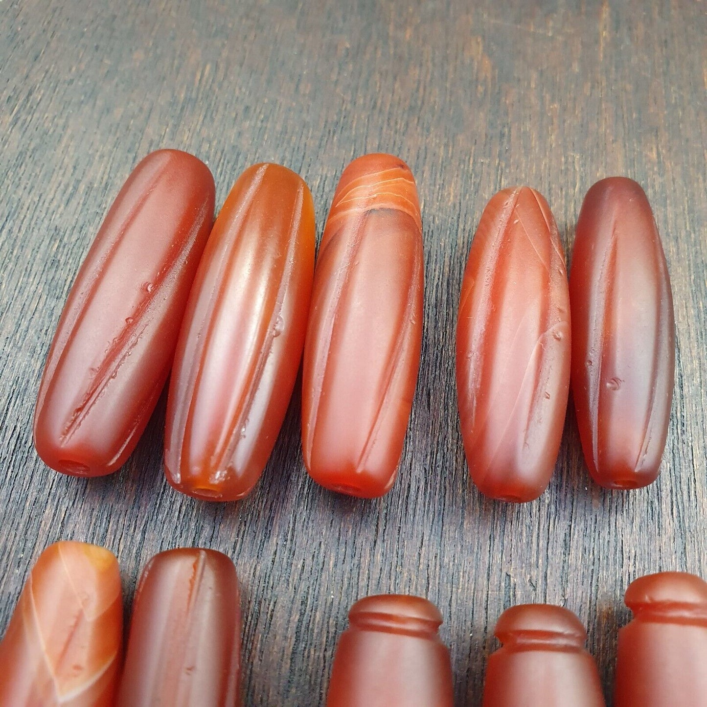 Lot 10 antike rote Schnitz-Achat-Himalaya-tibetische Achat-Karneolperlen 