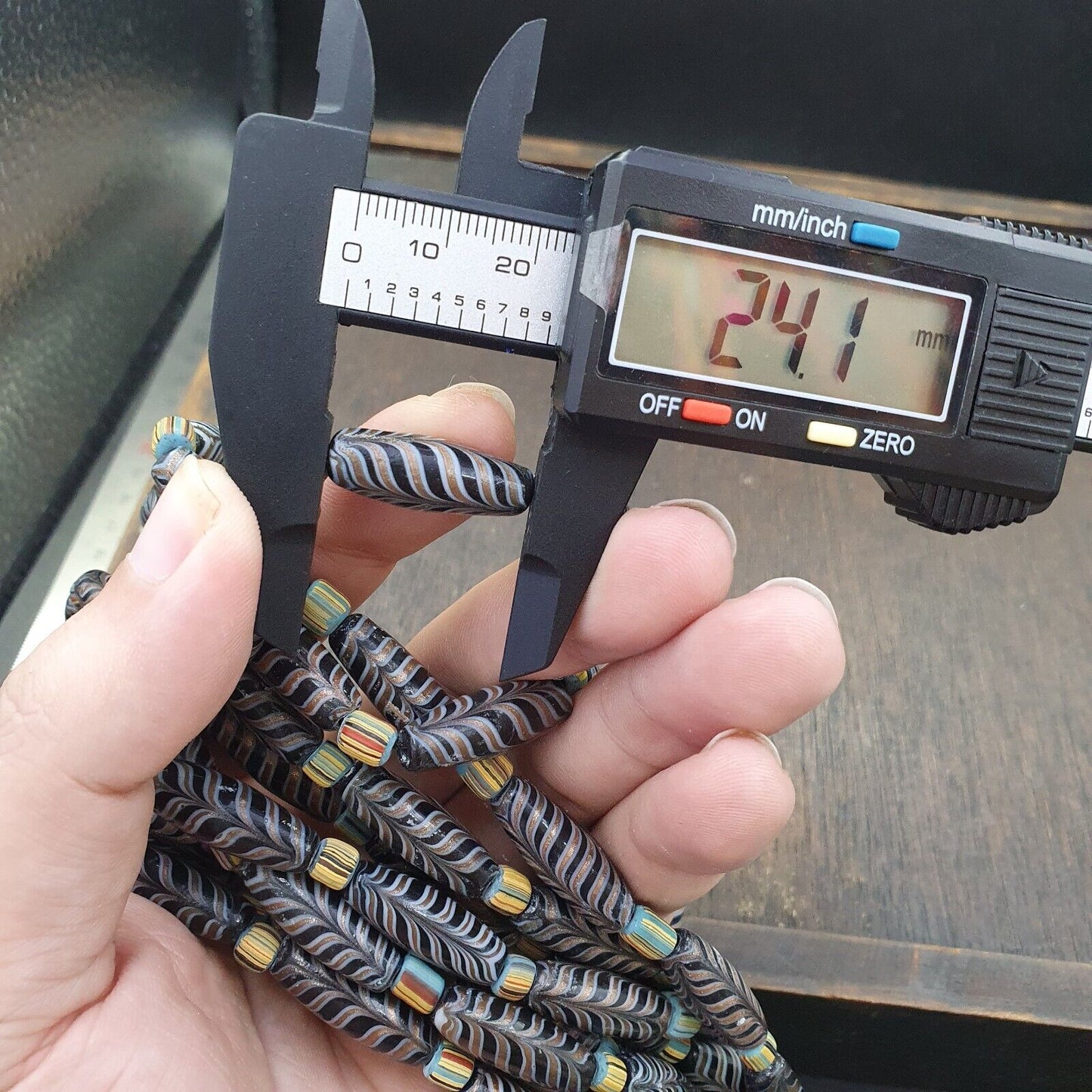 復古東陵花式羽毛珠 25-24 x9.5 毫米黑色玻璃珠項鍊