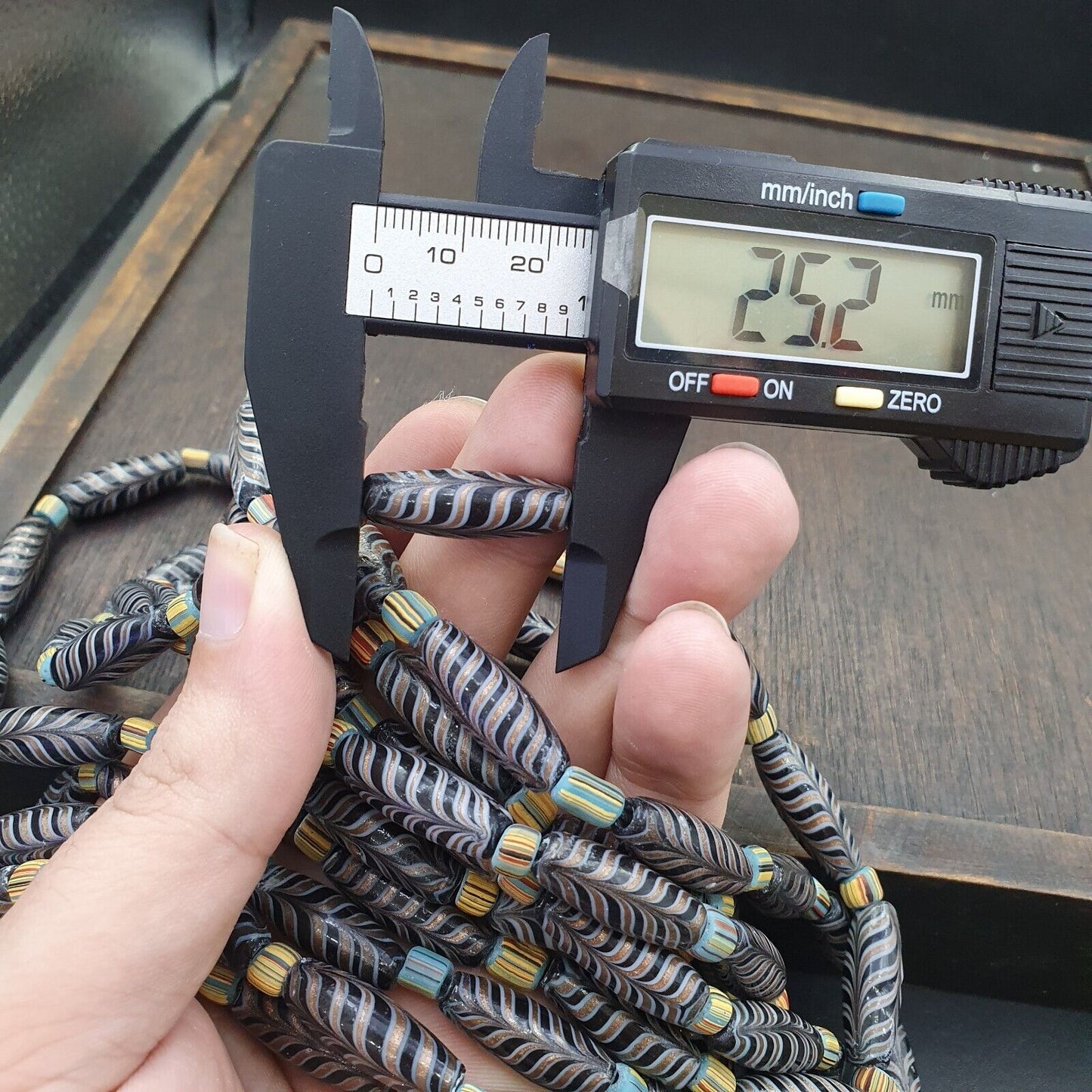 復古東陵花式羽毛珠 25-24 x9.5 毫米黑色玻璃珠項鍊