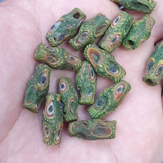 Antike grüne Gabri-Glasperlen mit roten Augen, Strang, 17 Stück