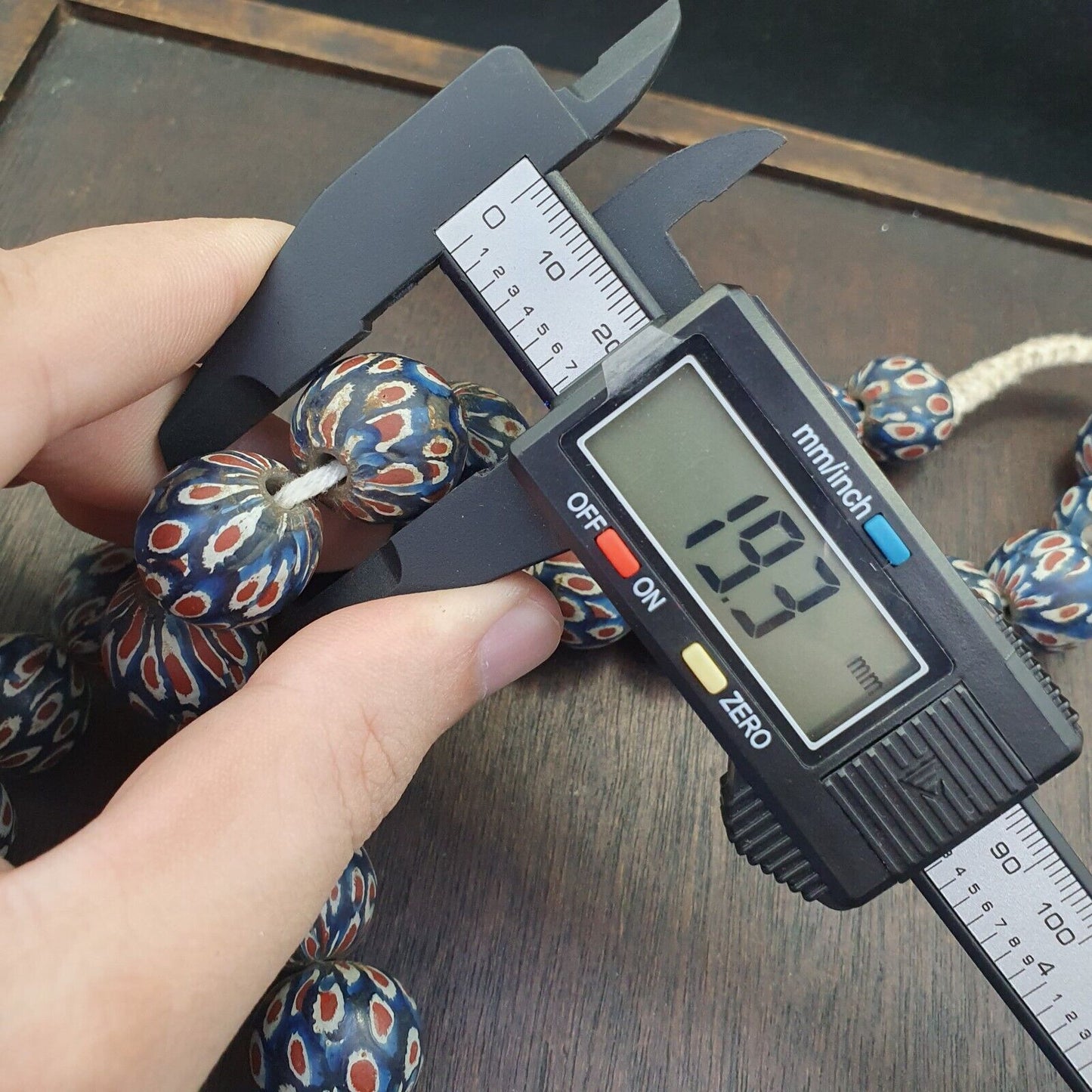 復古古董藍調加布里紅眼玻璃珠串 19 毫米