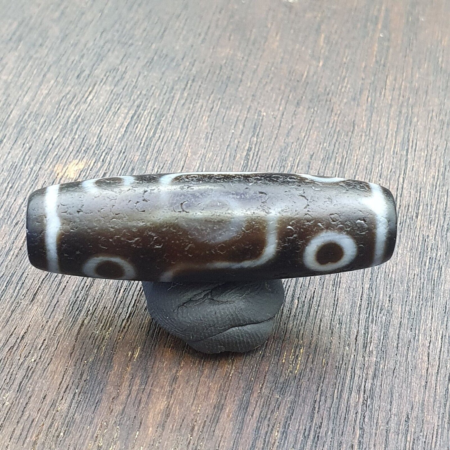 古董老西藏非常獨特的 9 眼瑪瑙石天珠護身符