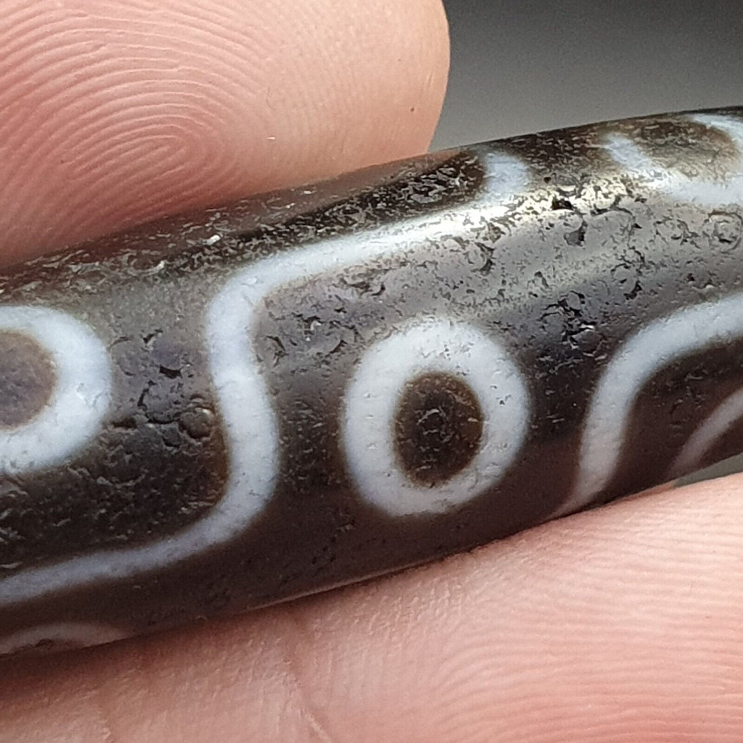 古董老西藏非常獨特的 9 眼瑪瑙石天珠護身符