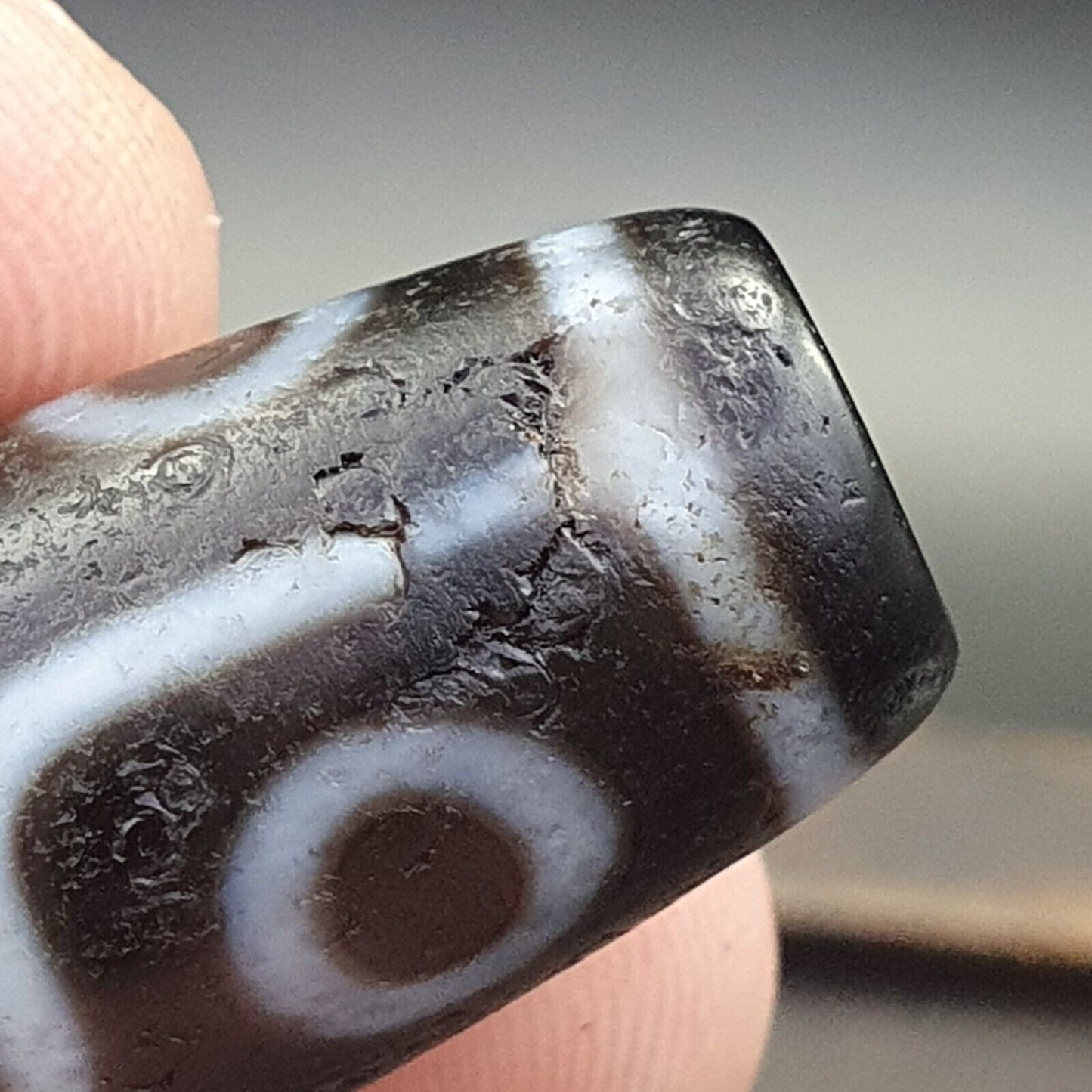 古董老西藏非常獨特的 9 眼瑪瑙石天珠護身符
