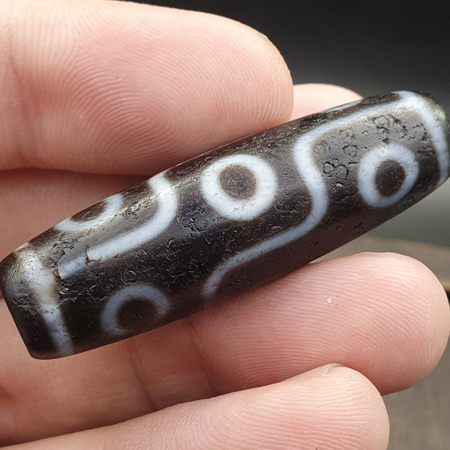 古董老西藏非常獨特的 9 眼瑪瑙石天珠護身符
