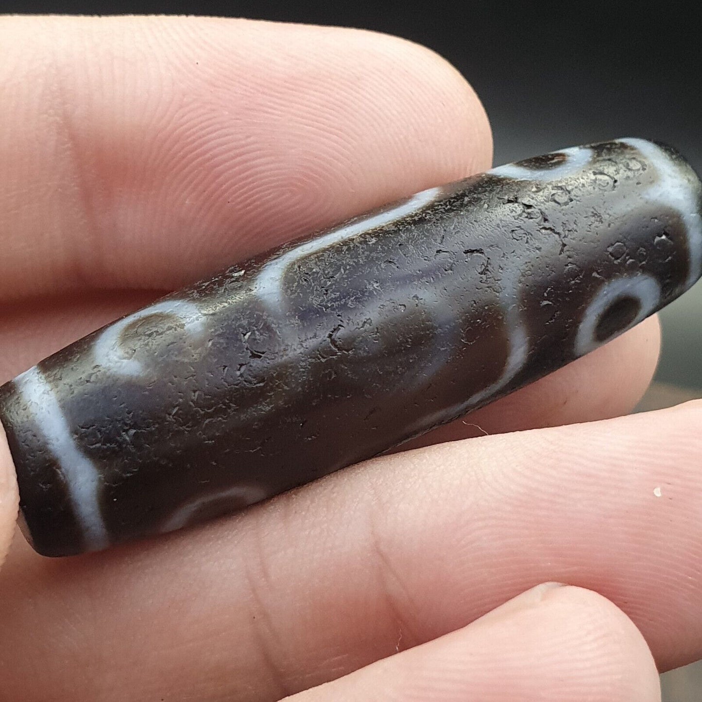古董老西藏非常獨特的 9 眼瑪瑙石天珠護身符