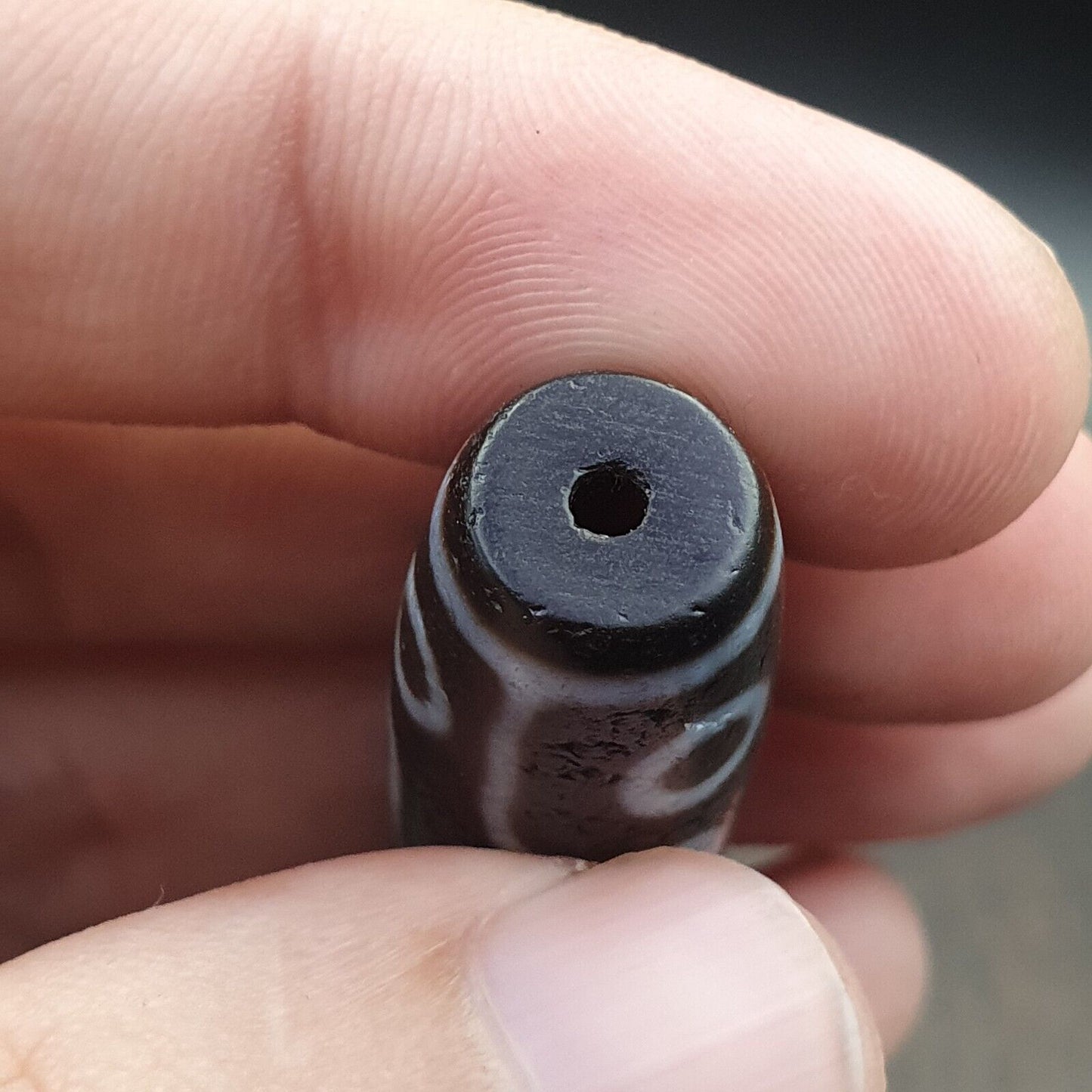 古董老西藏非常獨特的 9 眼瑪瑙石天珠護身符