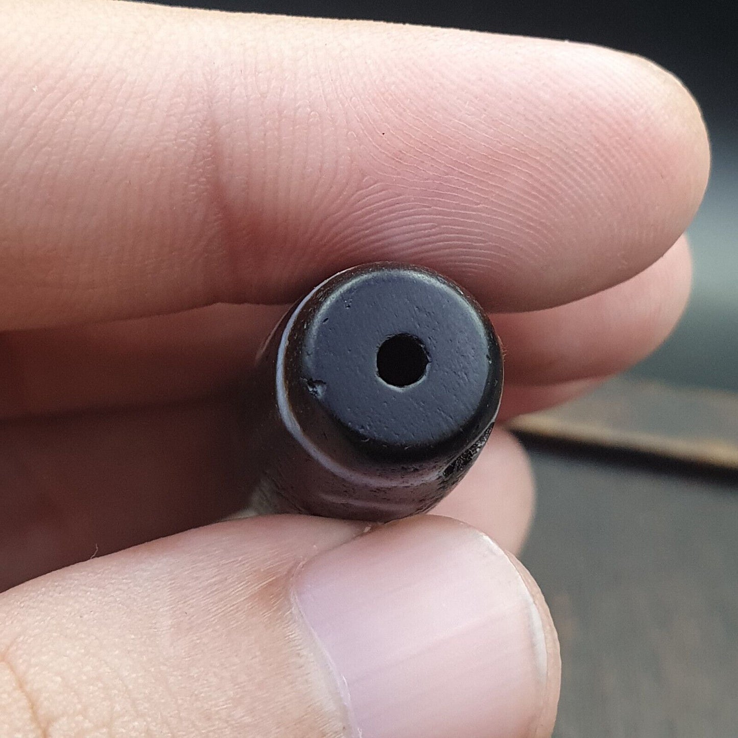 古董老西藏非常獨特的 9 眼瑪瑙石天珠護身符