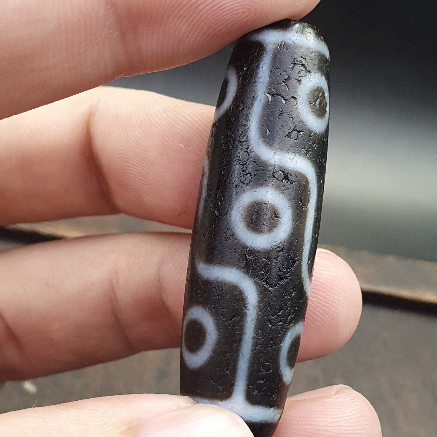 古董老西藏非常獨特的 9 眼瑪瑙石天珠護身符