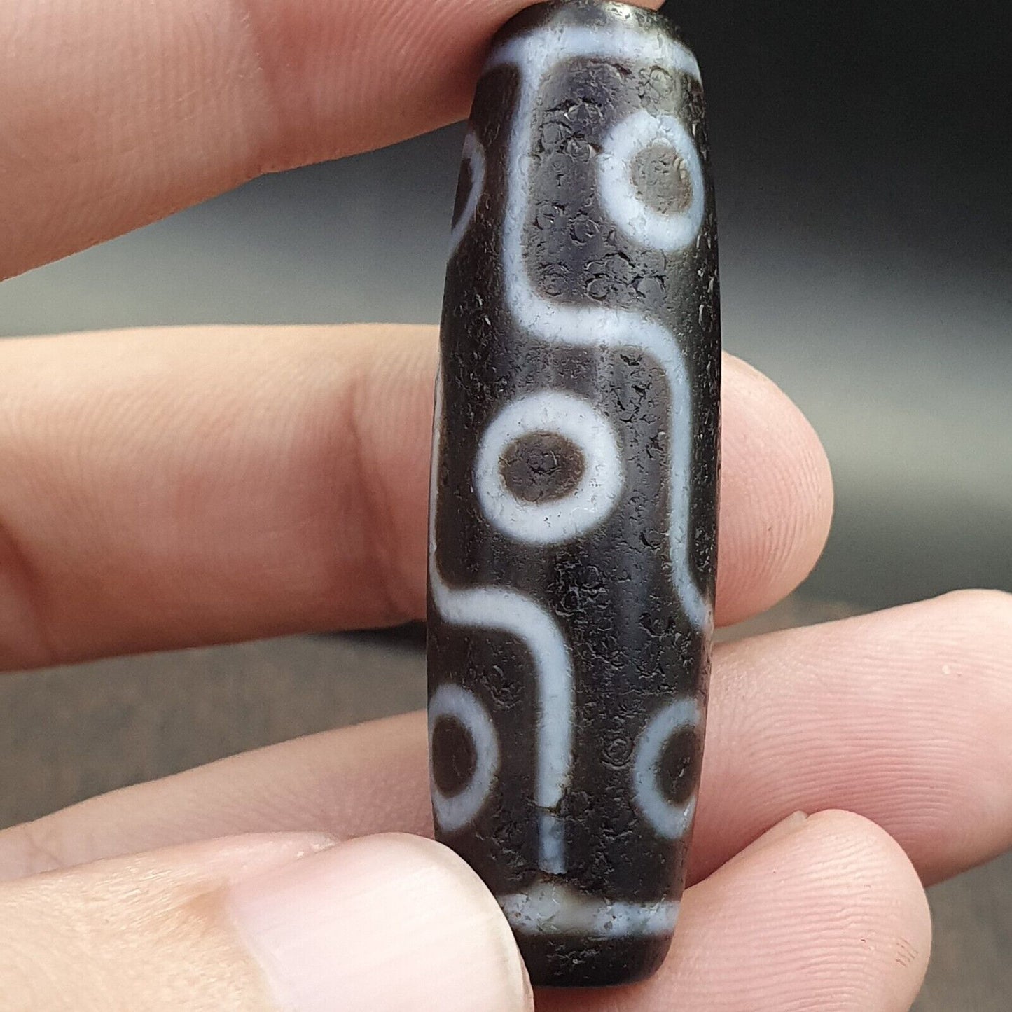 古董老西藏非常獨特的 9 眼瑪瑙石天珠護身符