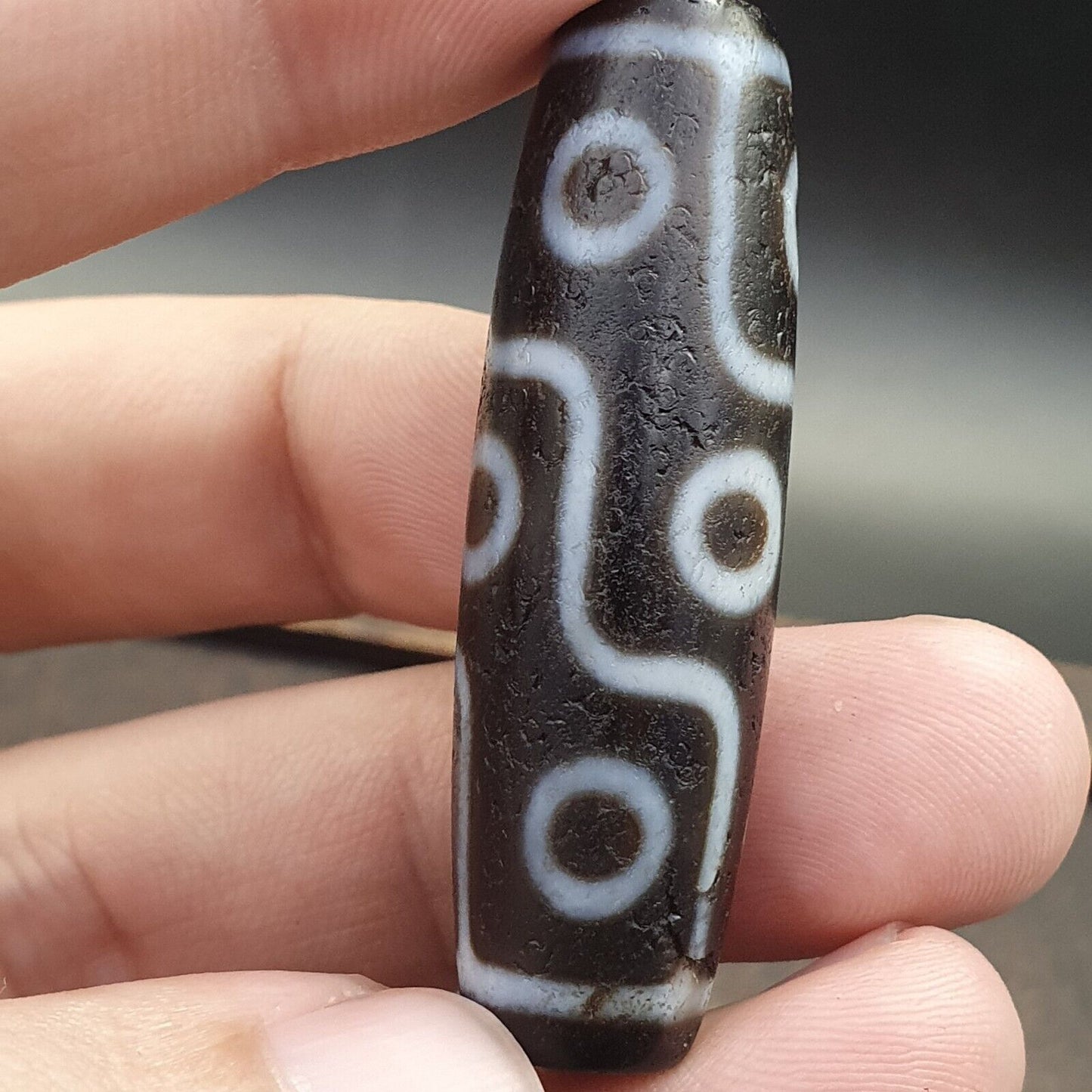 古董老西藏非常獨特的 9 眼瑪瑙石天珠護身符