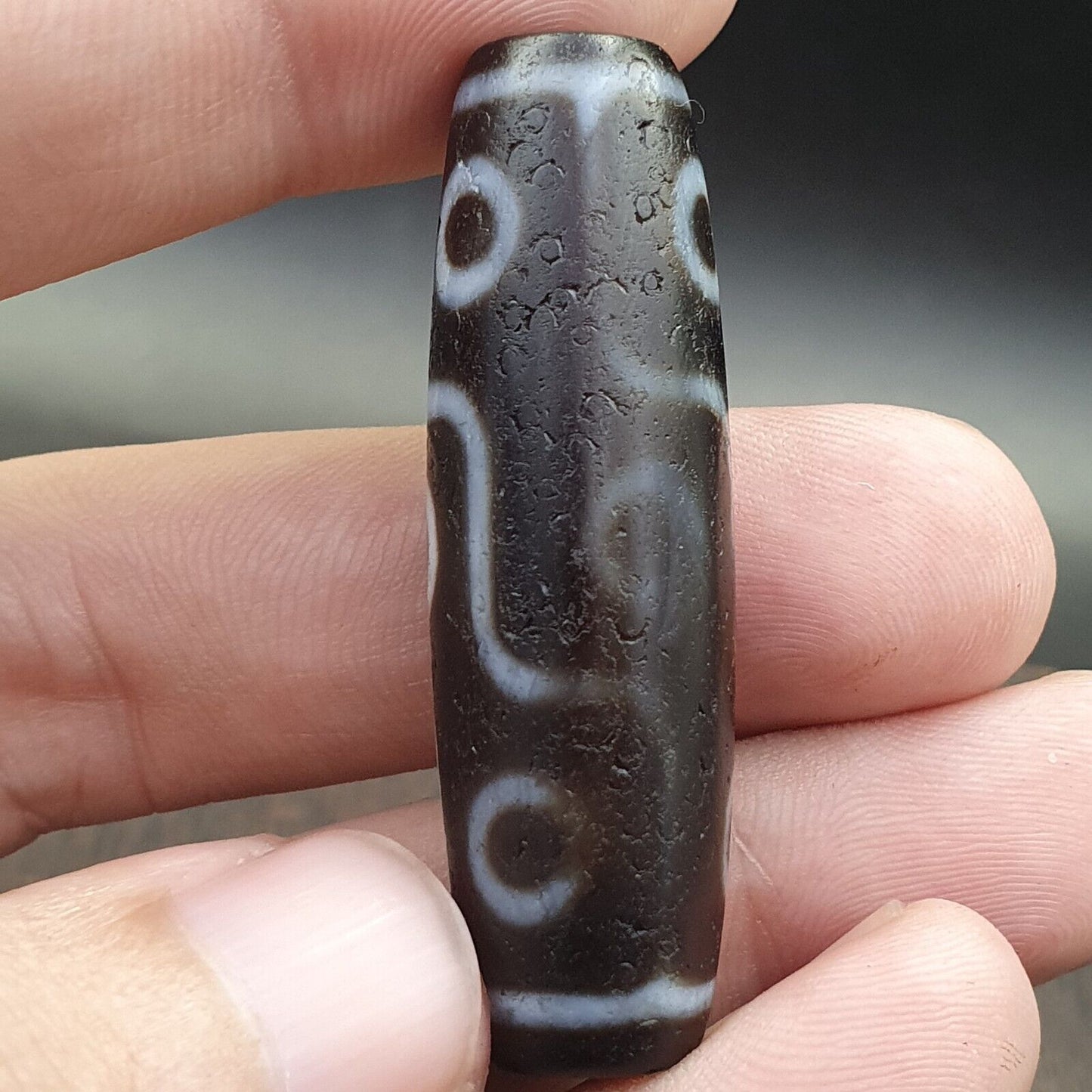 古董老西藏非常獨特的 9 眼瑪瑙石天珠護身符