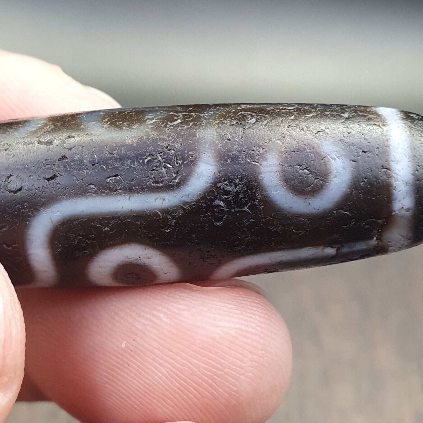 古董老西藏非常獨特的 9 眼瑪瑙石天珠護身符