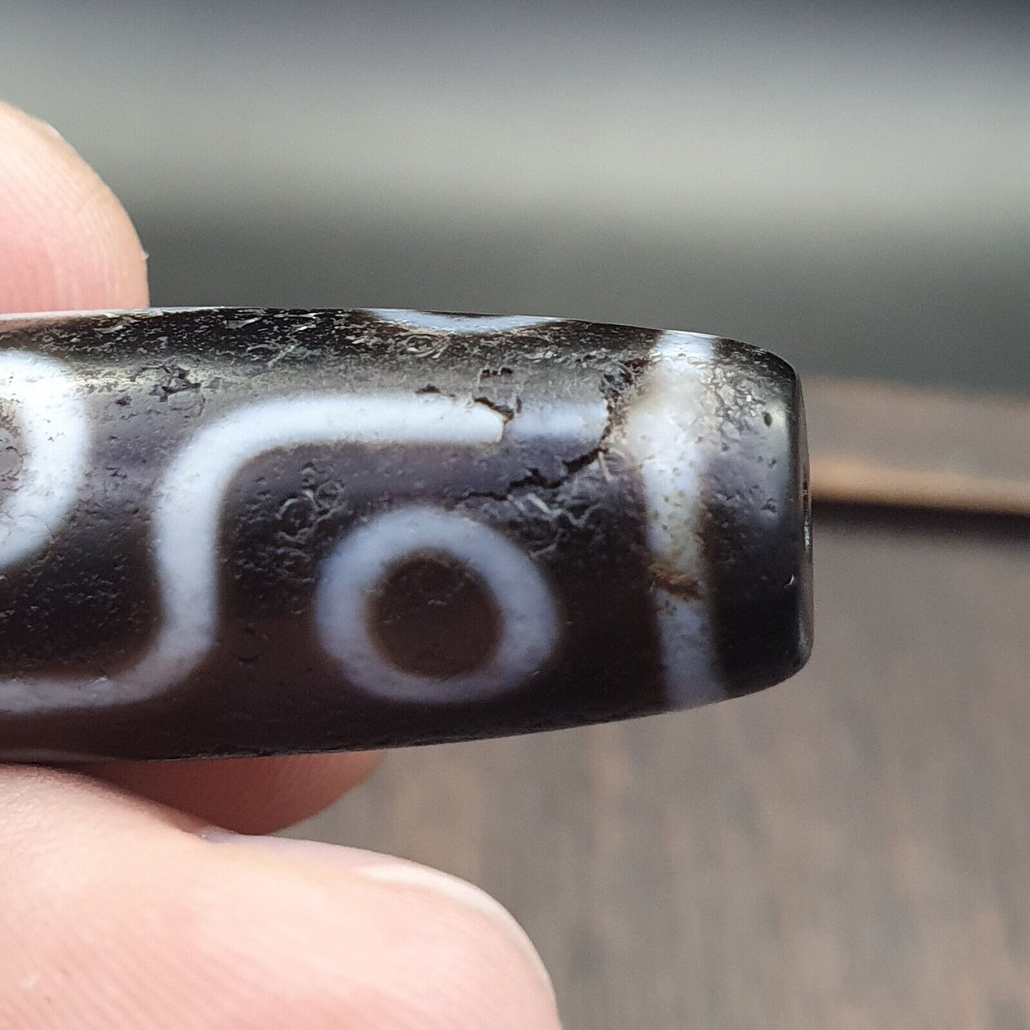 古董老西藏非常獨特的 9 眼瑪瑙石天珠護身符