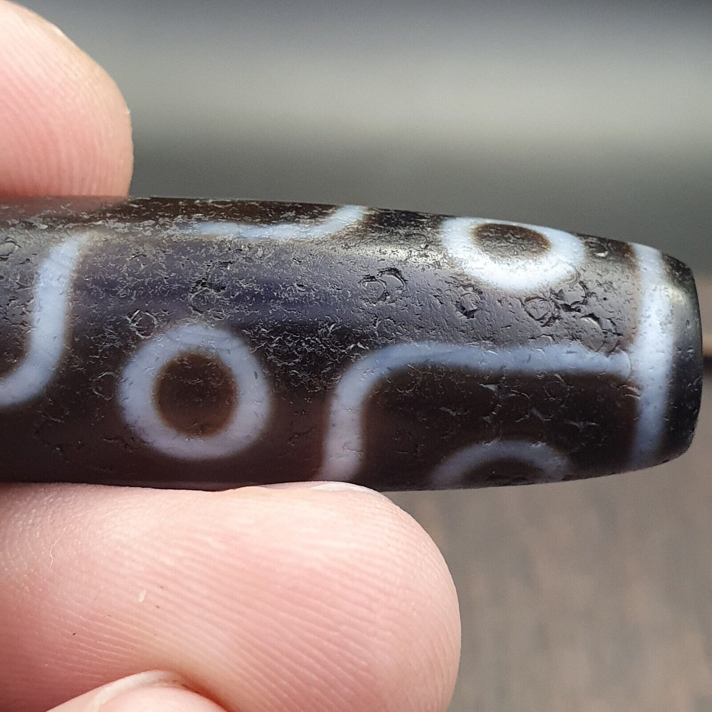 古董老西藏非常獨特的 9 眼瑪瑙石天珠護身符