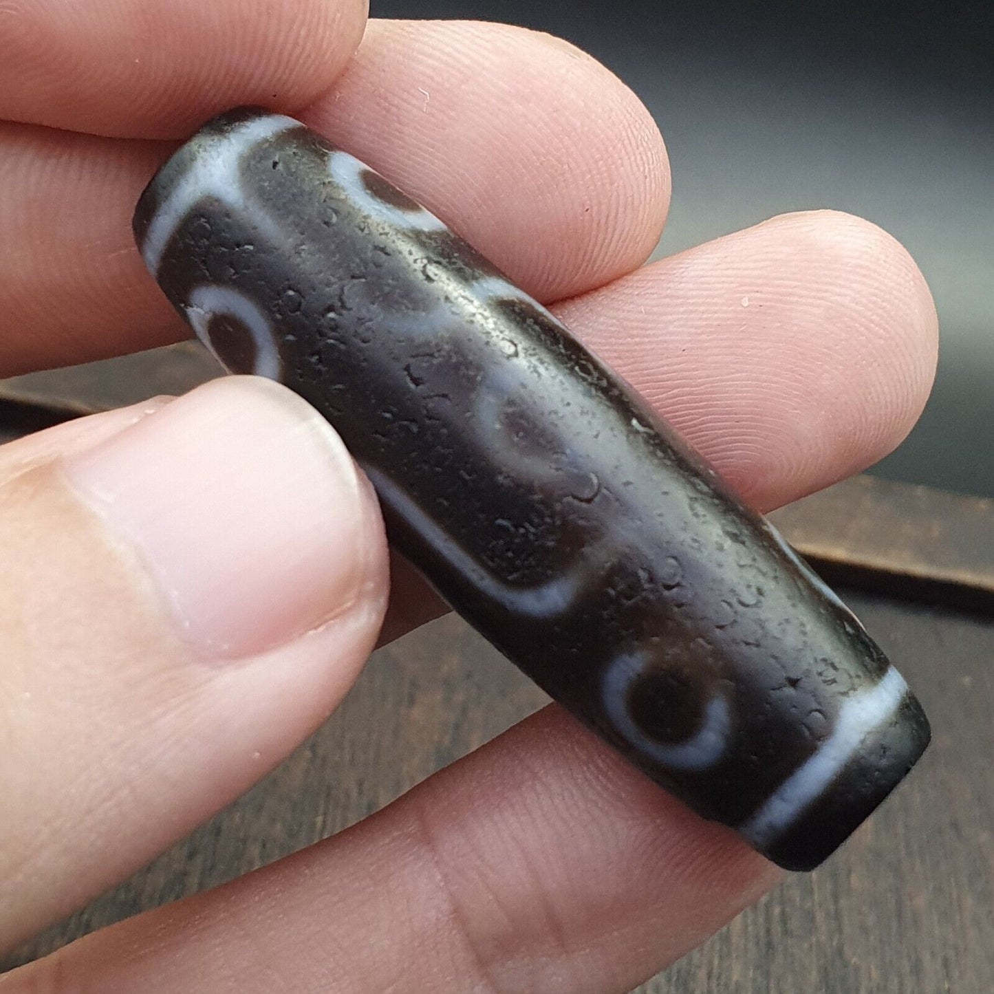 古董老西藏非常獨特的 9 眼瑪瑙石天珠護身符