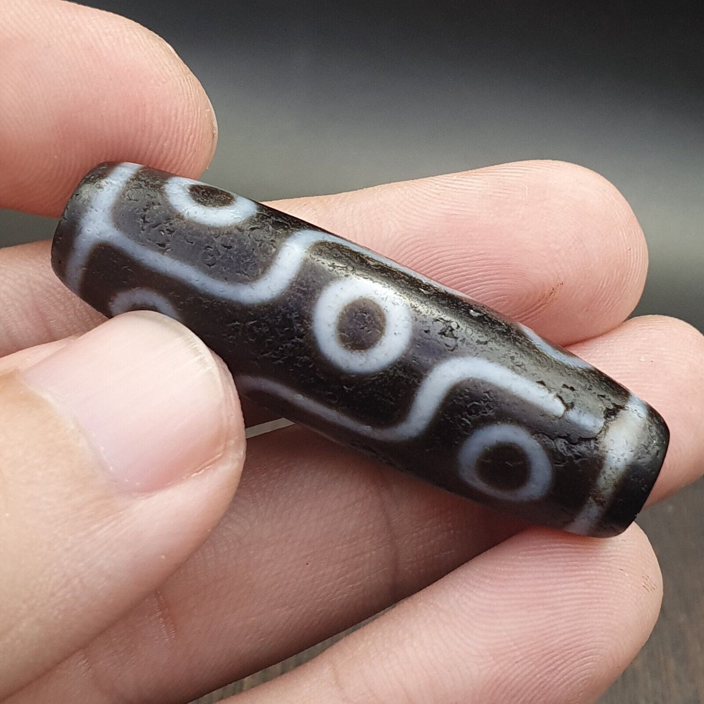 古董老西藏非常獨特的 9 眼瑪瑙石天珠護身符