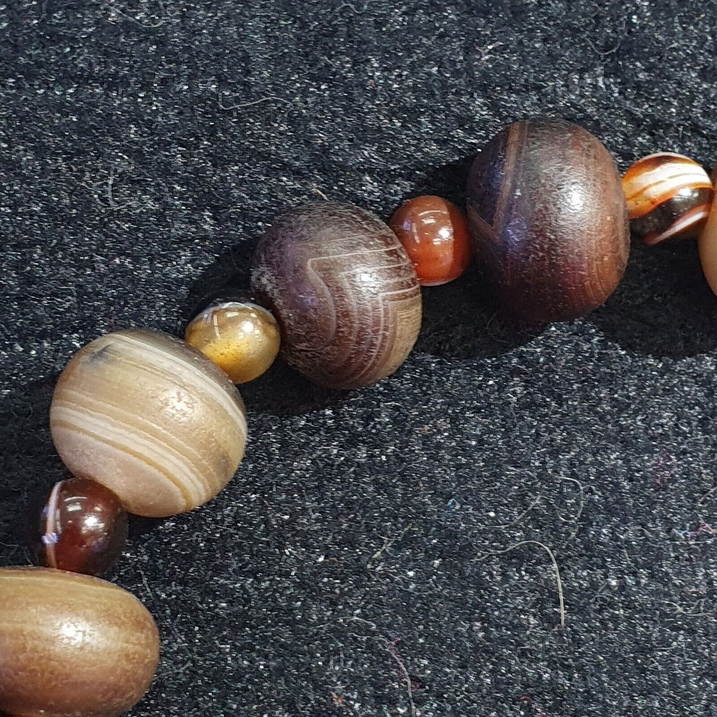Antike indotibetische Soleimani Achat Perlen, Perlenarmband Amulett 14 Perlen
