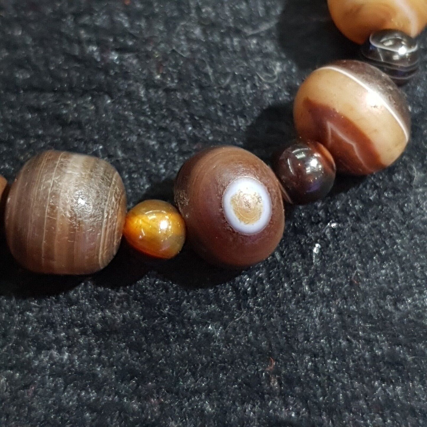 Antike indotibetische Soleimani Achat Perlen, Perlenarmband Amulett 16 Perlen