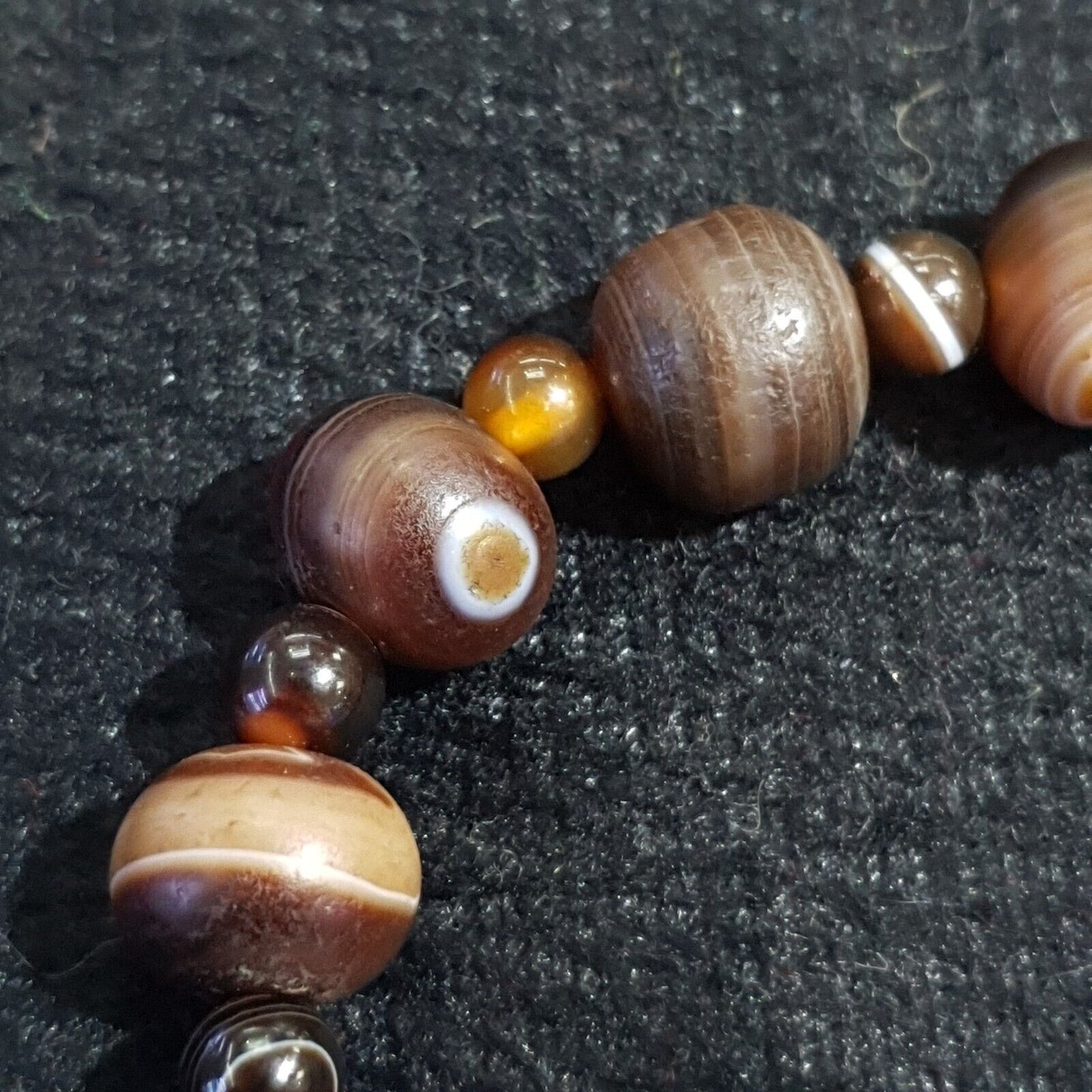 Antike indotibetische Soleimani Achat Perlen, Perlenarmband Amulett 16 Perlen