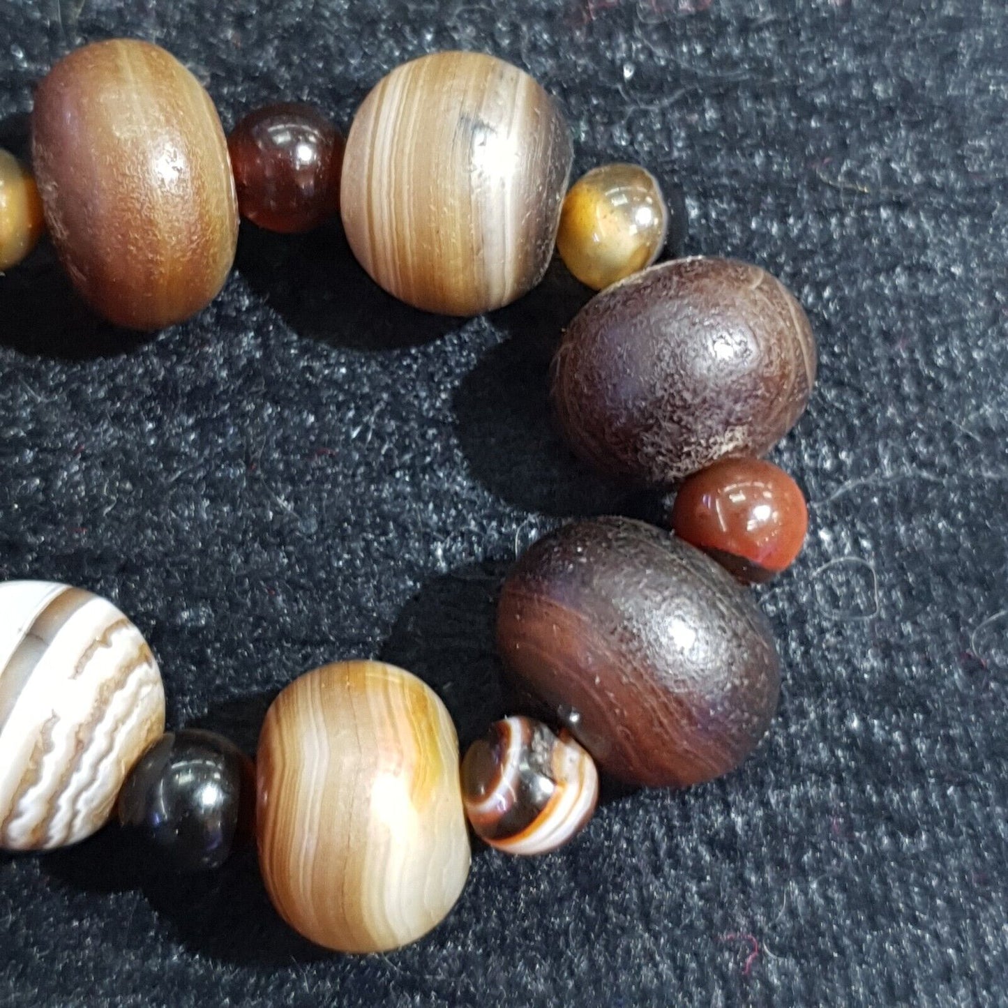 Antike indotibetische Soleimani Achat Perlen, Perlenarmband Amulett 14 Perlen