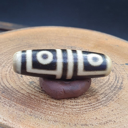 Vintage Old Tibetan 4 eyes in eye Dzi Bead Amulet