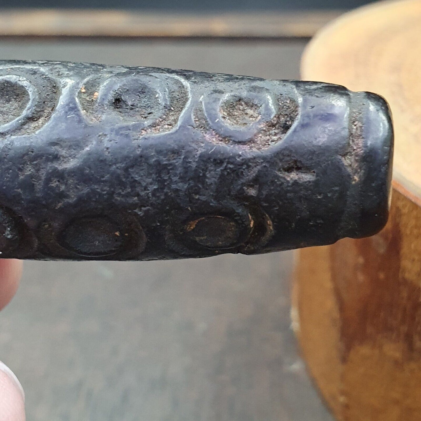 Antiker schwarzer magnetischer Stein, Augenperle, verrosteter hängender Jade-Amulettstein MG-588