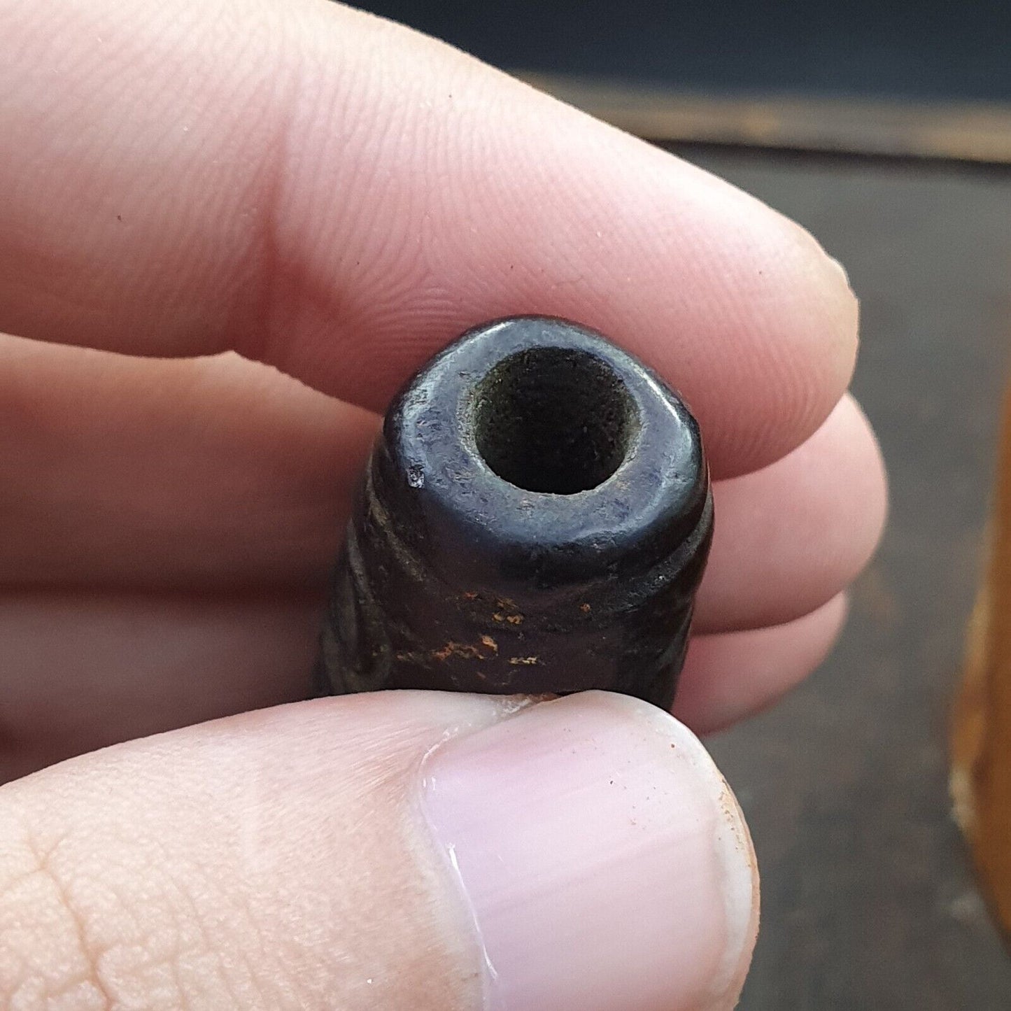 Antiker schwarzer magnetischer Stein, Augenperle, verrosteter hängender Jade-Amulettstein MG-588