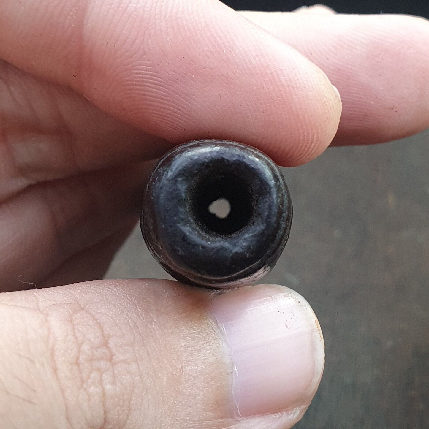 Antiker schwarzer magnetischer Stein, Augenperle, verrosteter hängender Jade-Amulettstein MG-588