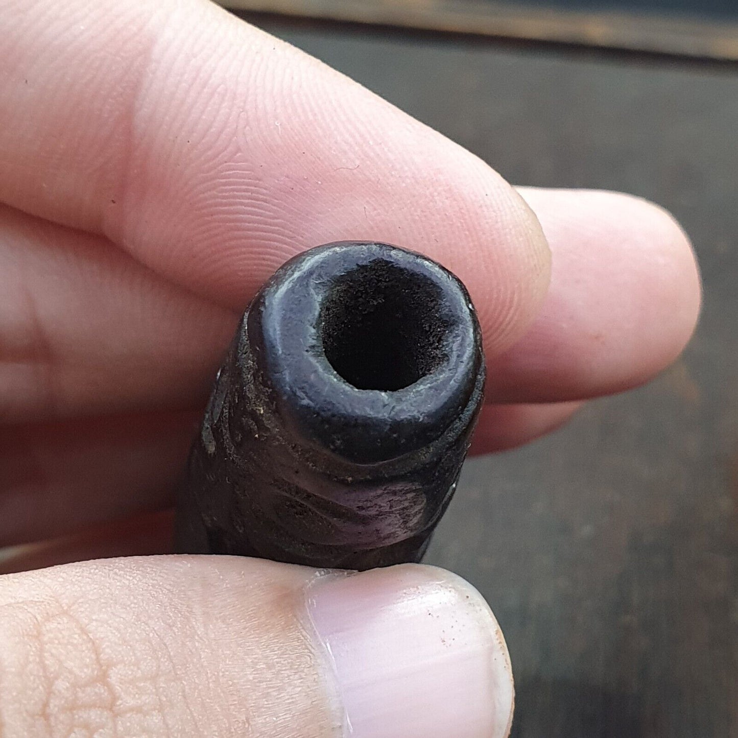 Antiker schwarzer magnetischer Stein, Augenperle, verrosteter hängender Jade-Amulettstein MG-588