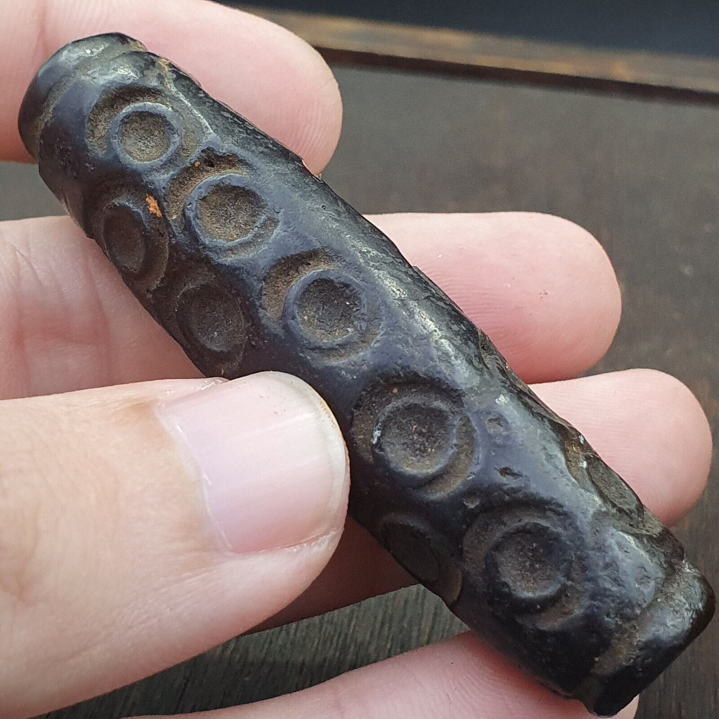 Antiker schwarzer magnetischer Stein, Augenperle, verrosteter hängender Jade-Amulettstein MG-588