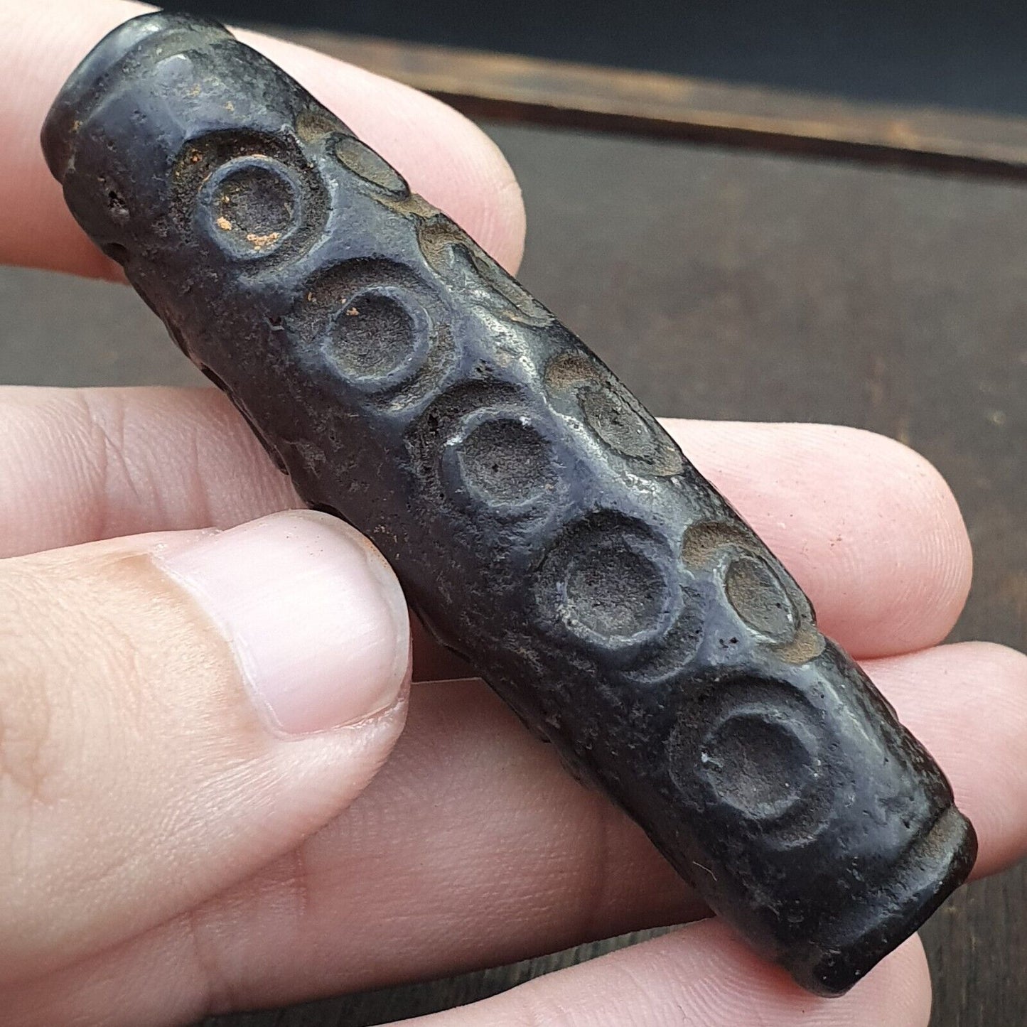 Antiker schwarzer magnetischer Stein, Augenperle, verrosteter hängender Jade-Amulettstein MG-588