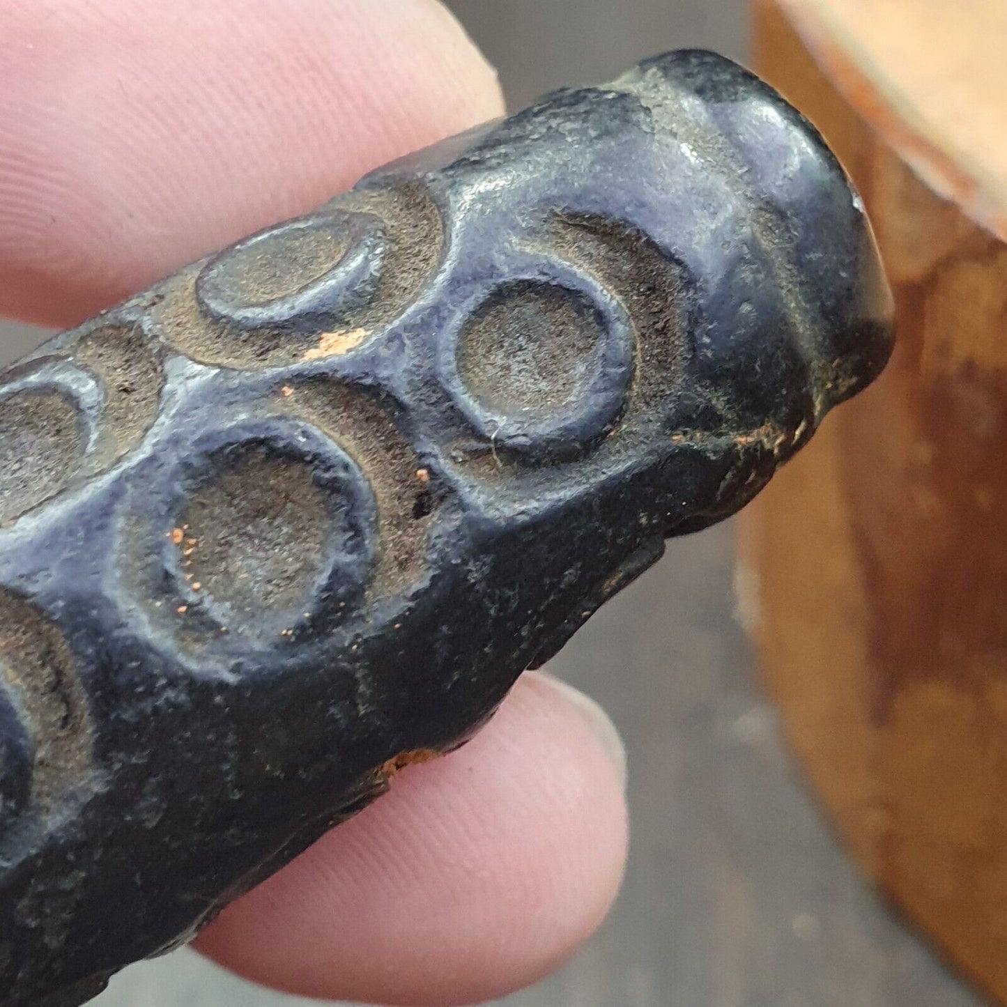 Antiker schwarzer magnetischer Stein, Augenperle, verrosteter hängender Jade-Amulettstein MG-588