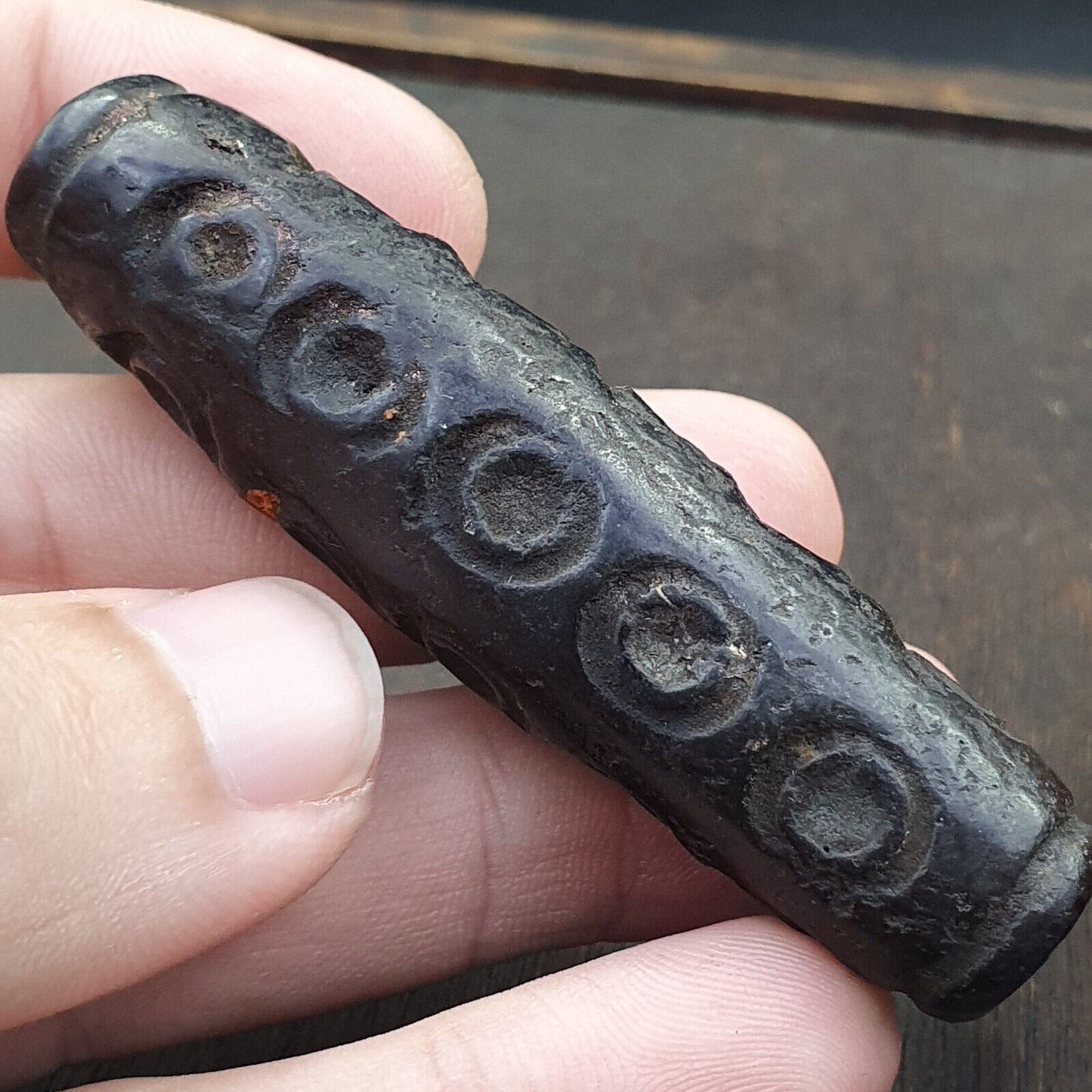 Antiker schwarzer magnetischer Stein, Augenperle, verrosteter hängender Jade-Amulettstein MG-588