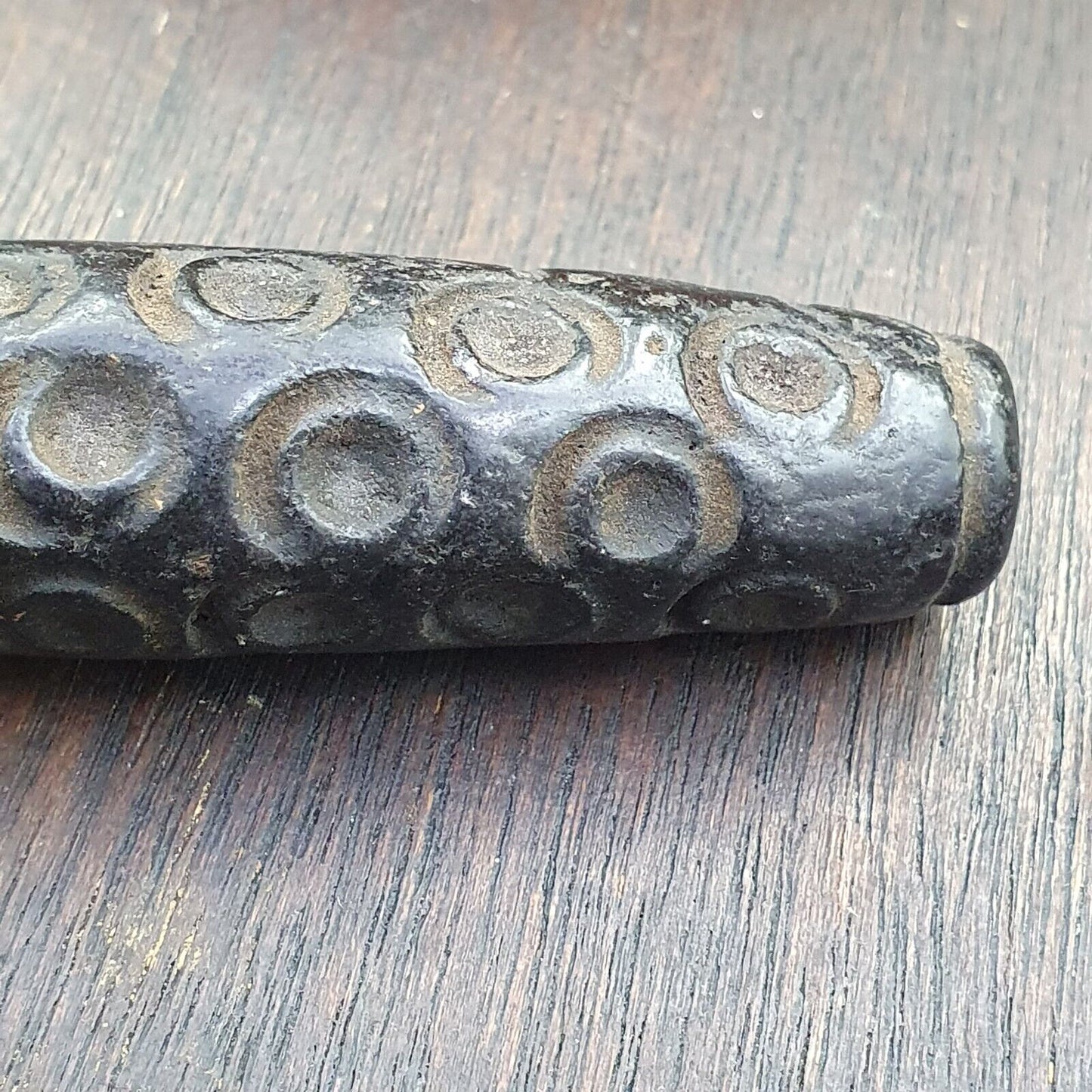 Antiker schwarzer magnetischer Stein, Augenperle, verrosteter hängender Jade-Amulettstein MG-588