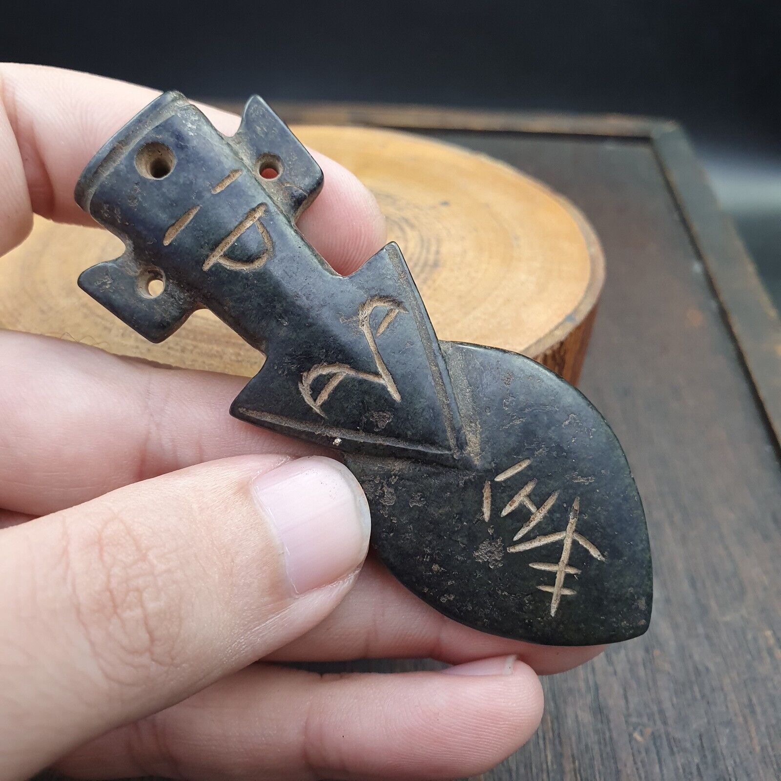 Antique Black Magnetic Stone Pendent Jade Amulet Stone MG-589