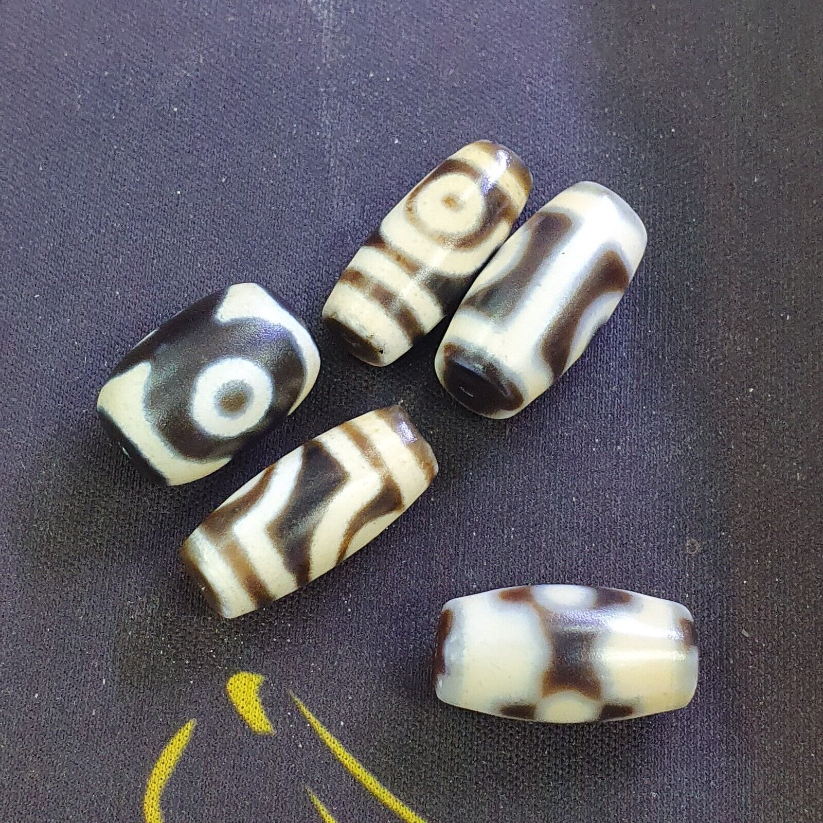 LOT 5 BD HIMALAYAN Indo Tibetan Heart eyes pattern Agate 5 beads