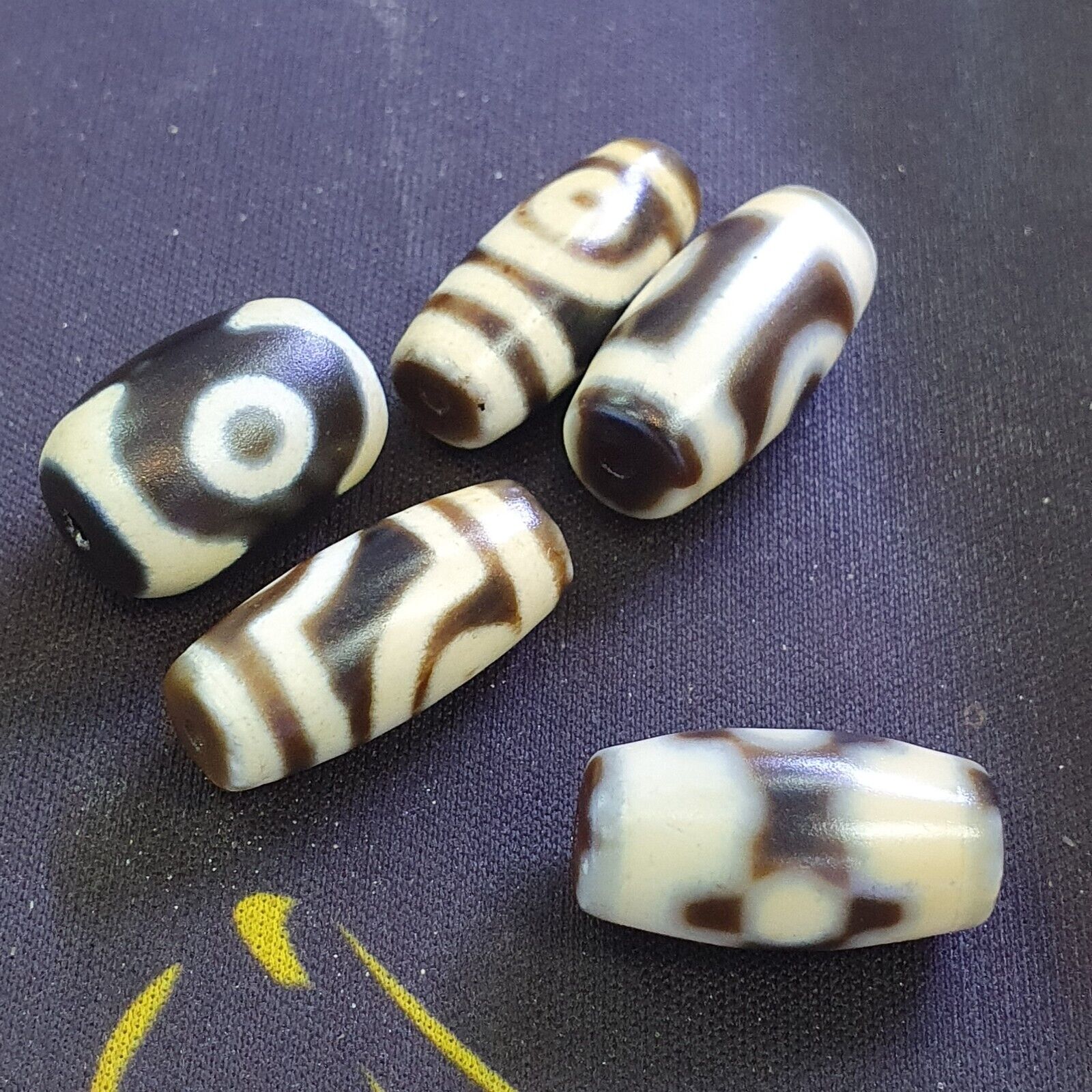 LOT 5 BD HIMALAYAN Indo Tibetan Heart eyes pattern Agate 5 beads