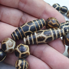 Agate Animal Figurine Pendent With South Asian Old Pumtek Pyu beads necklace